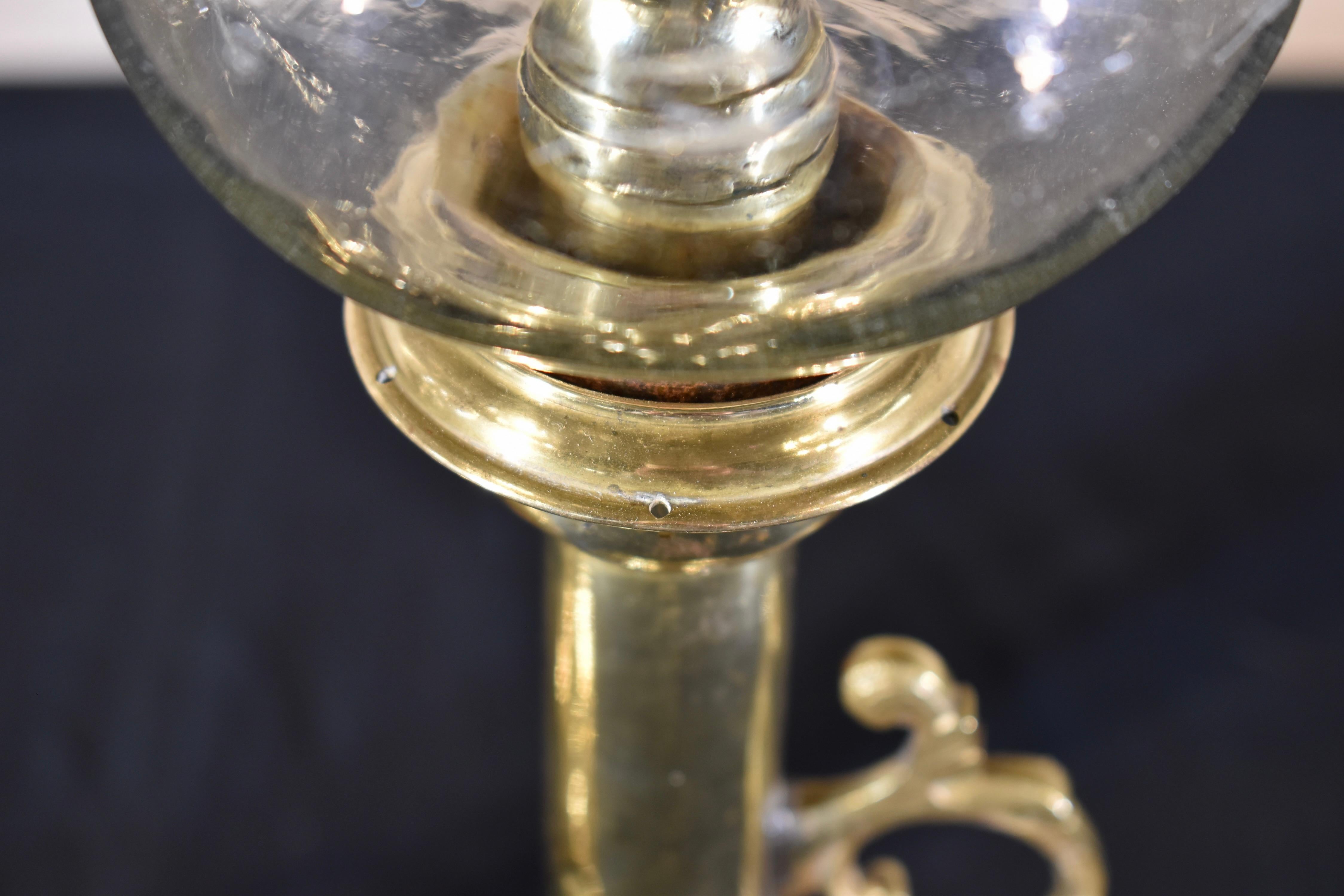 Coppia di candelieri in ottone dell'inizio del XIX secolo con uragani incisi in vendita 11