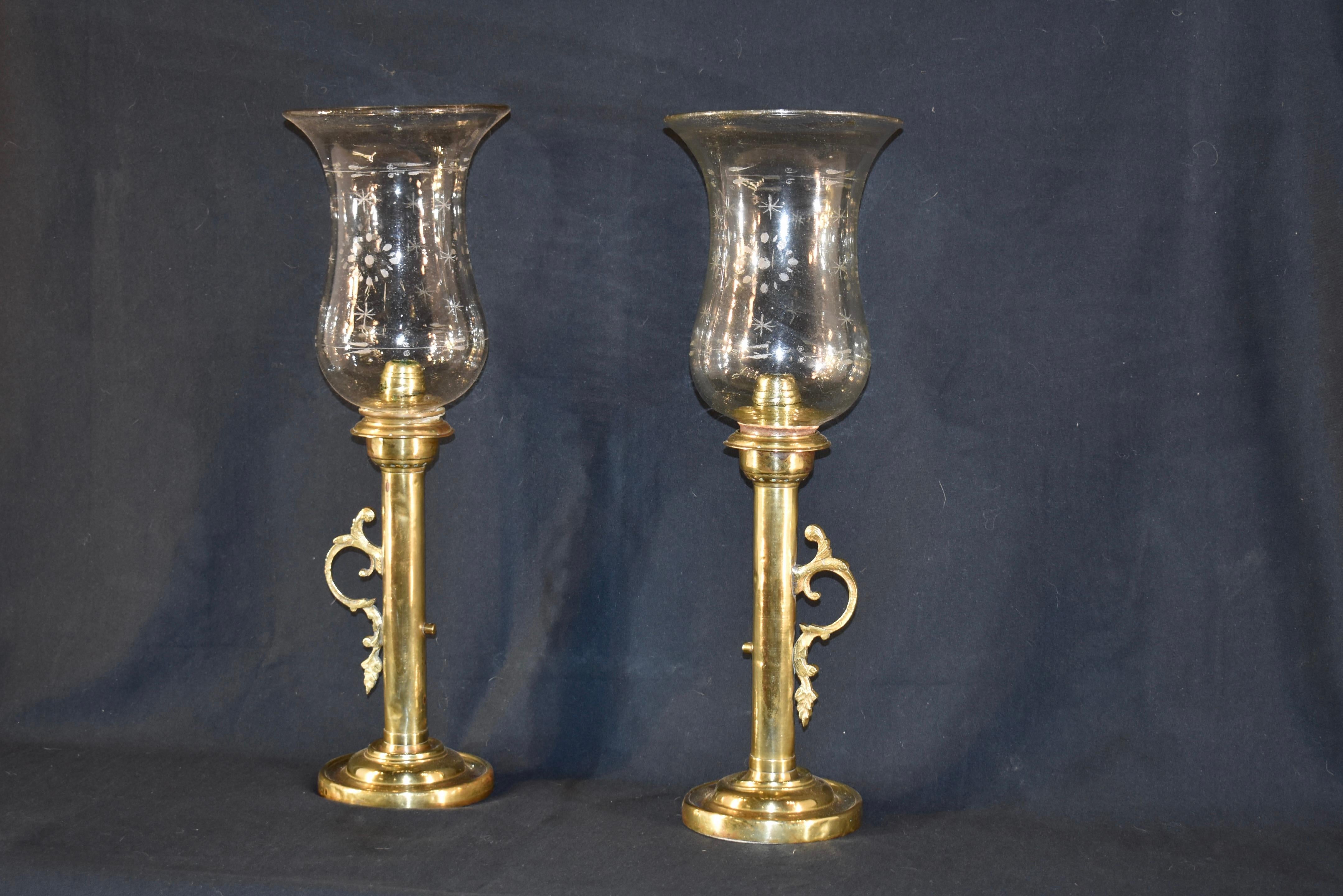 Coppia di rari e meravigliosi candelieri a molla di inizio Ottocento in ottone con ruota montata e rame  paralumi ad uragano soffiati a mano e incisi.  Questo è un meraviglioso esempio della praticità dell'antiquariato.  Poiché non esisteva