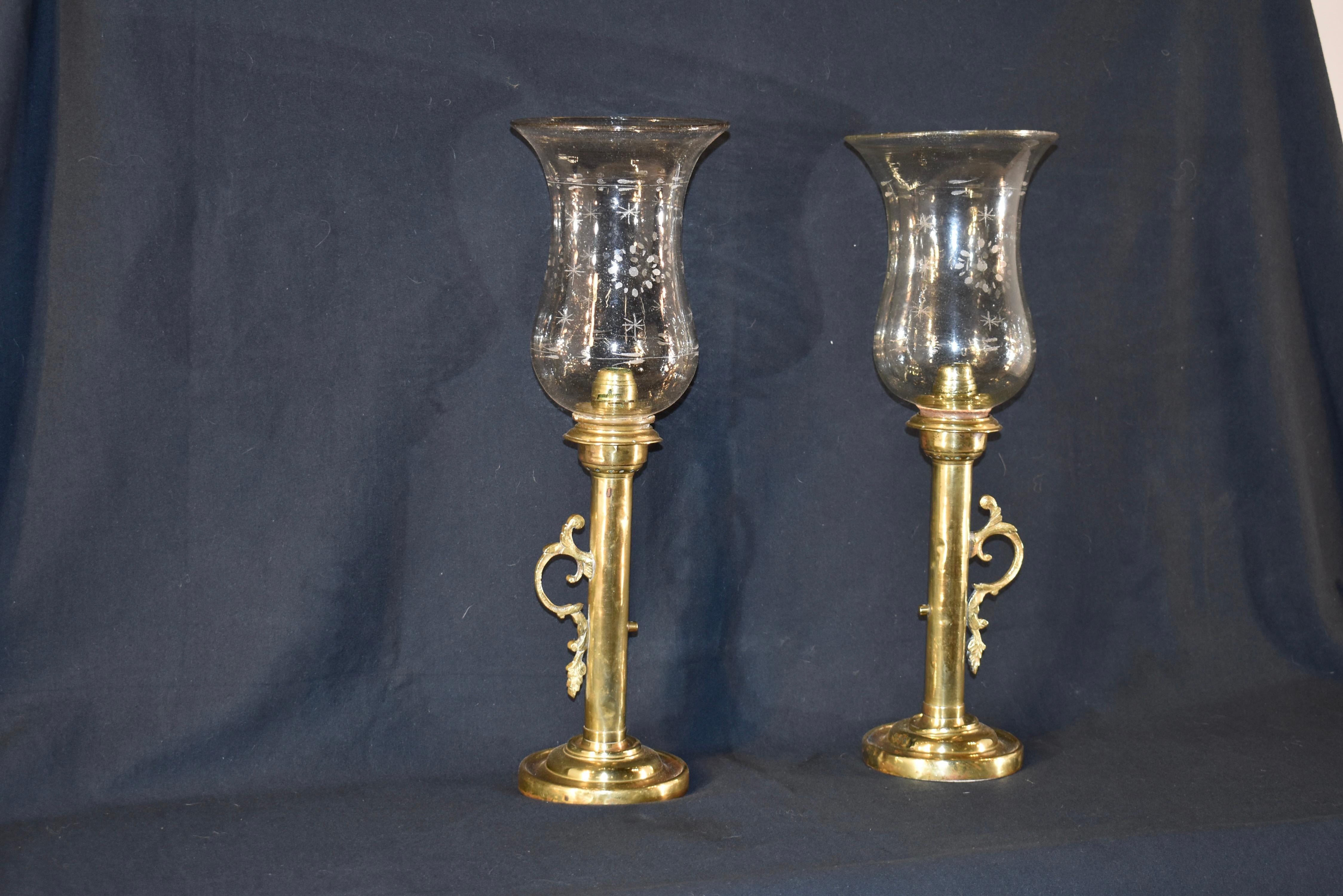Georgiano Coppia di candelieri in ottone dell'inizio del XIX secolo con uragani incisi in vendita