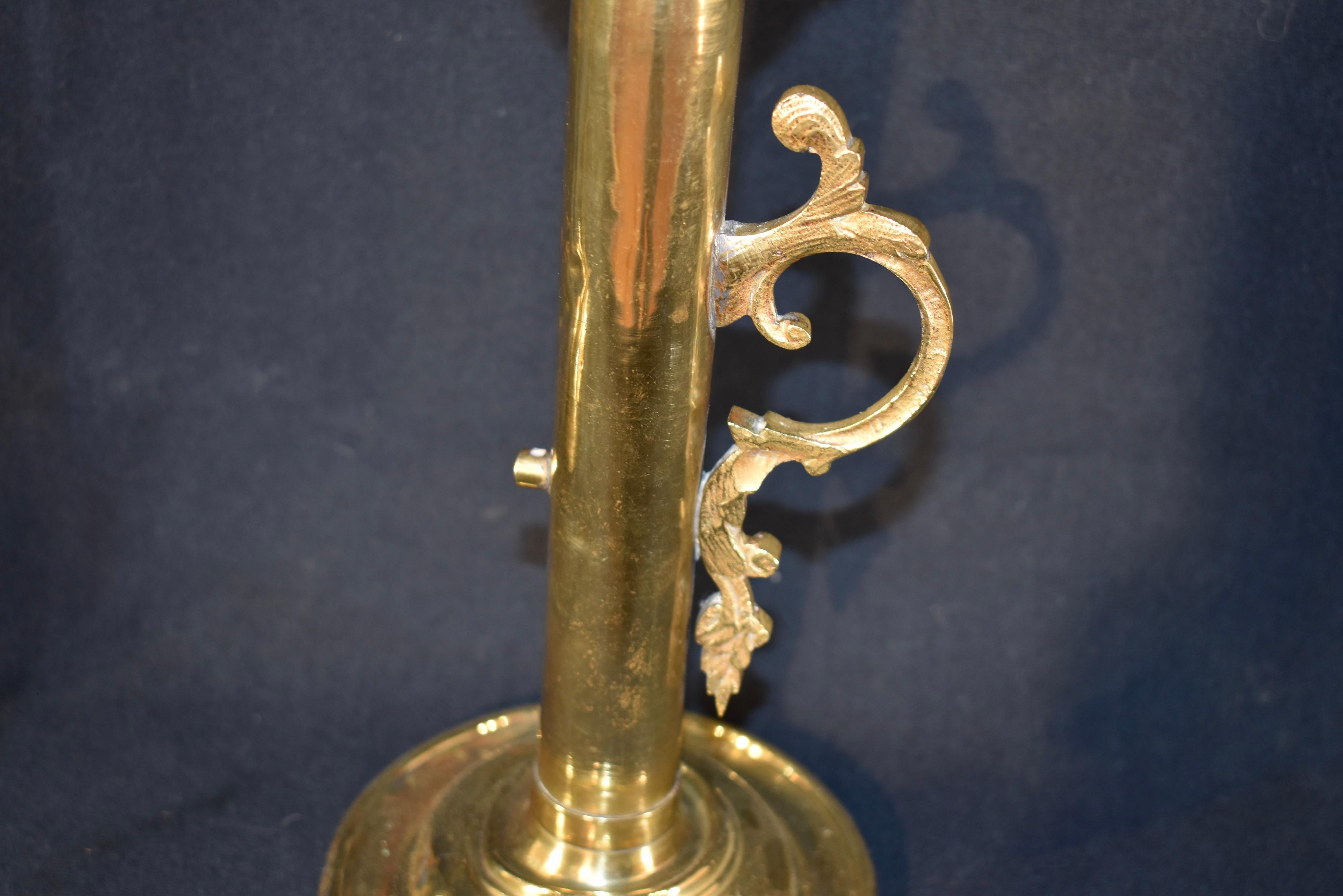 Inglese Coppia di candelieri in ottone dell'inizio del XIX secolo con uragani incisi in vendita