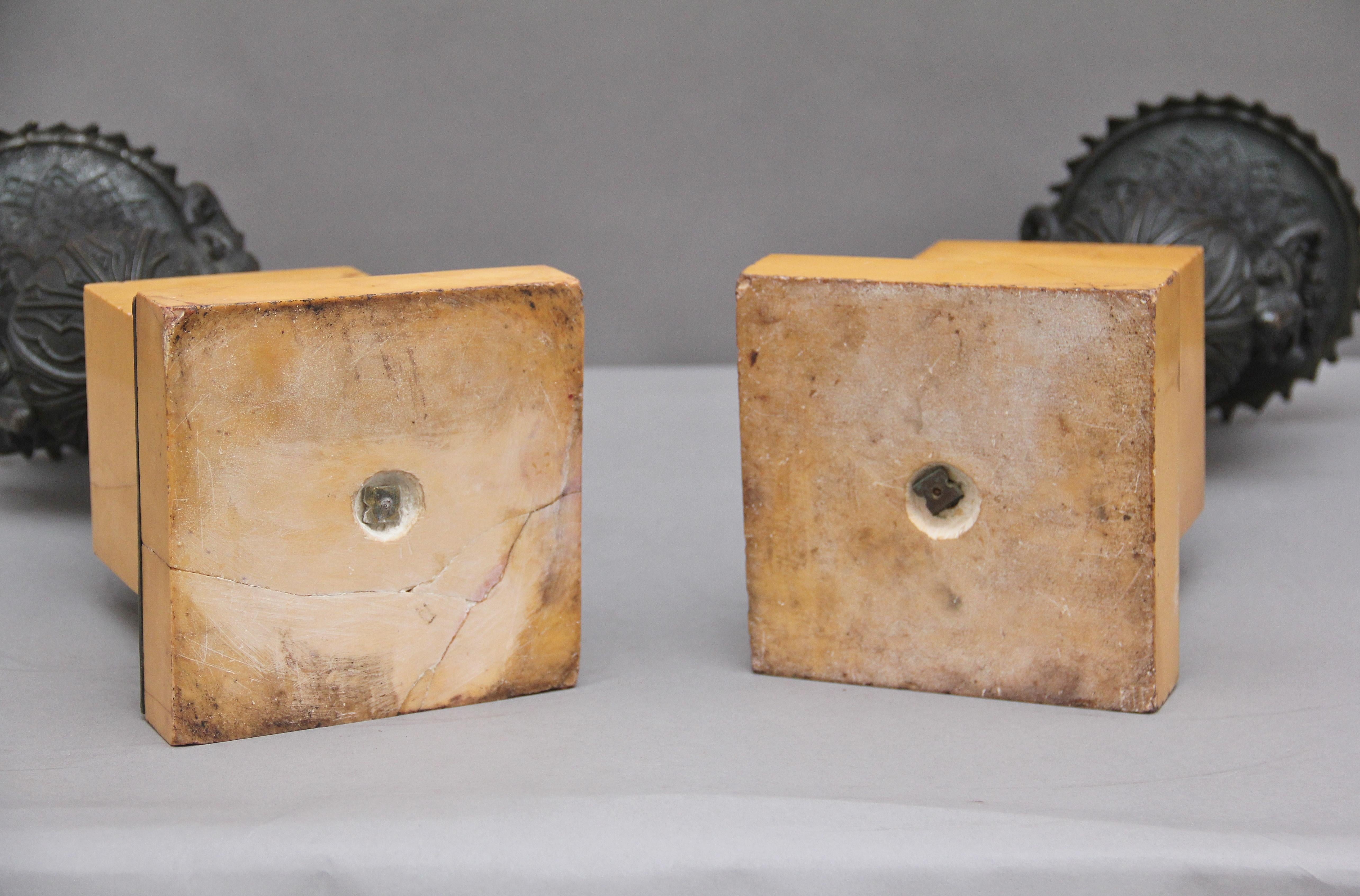 Coppia di urne in bronzo dell'inizio del XIX secolo in vendita 1