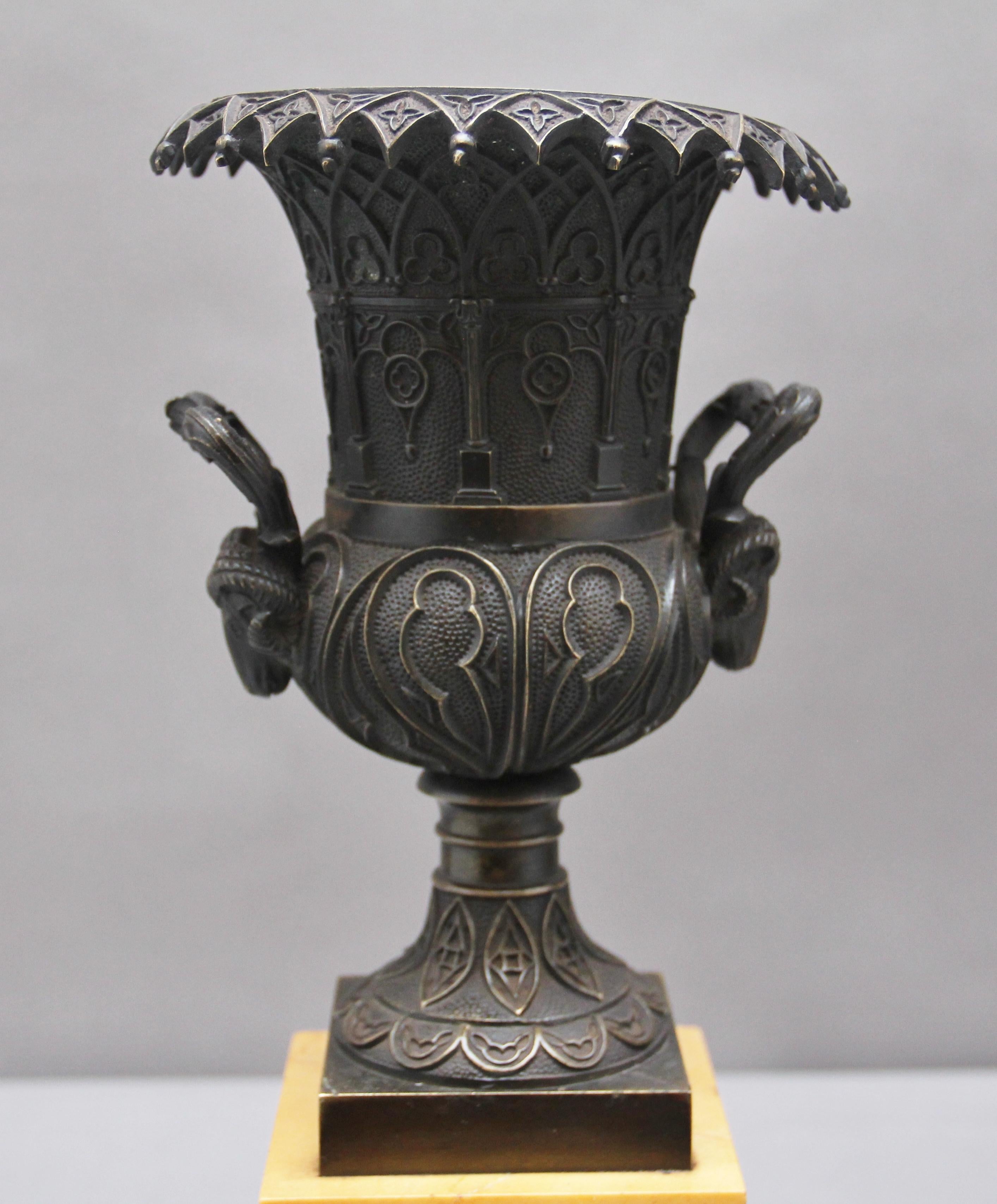 Pair of Early 19th Century Bronze Urns For Sale 4