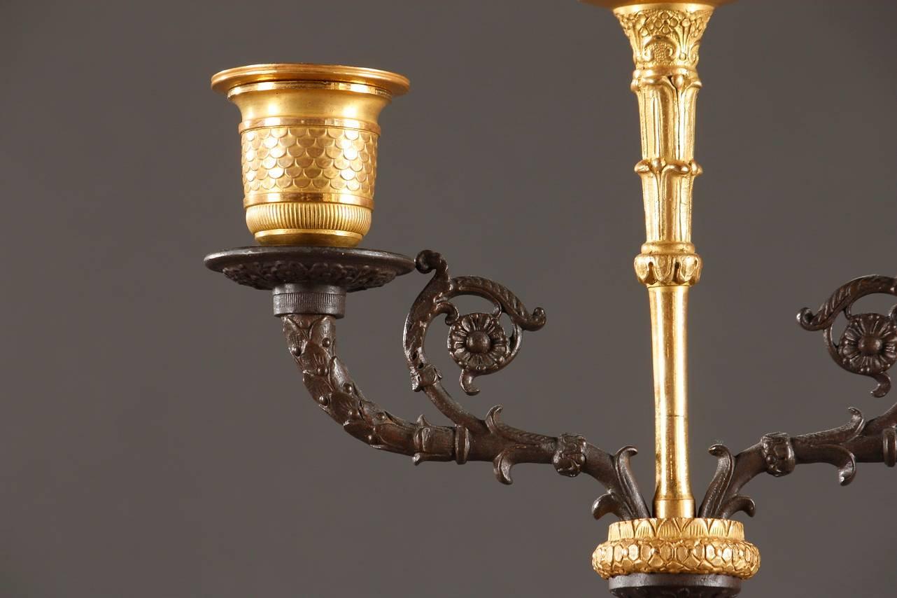 Pair of Early 19th Century Candelabras in Gilded and Patinated Bronze In Good Condition For Sale In Paris, FR