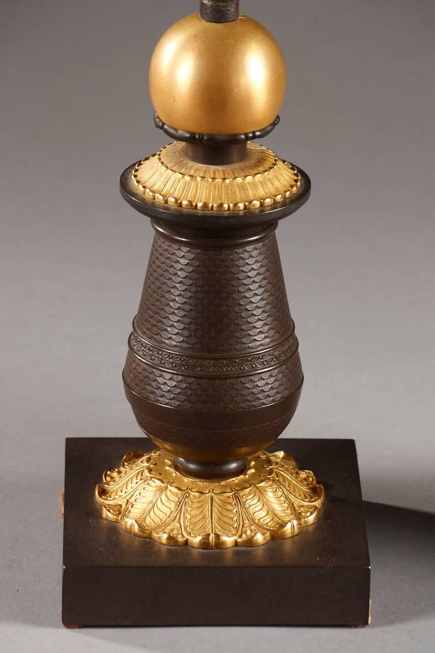 Paar Kandelaber aus vergoldeter und patinierter Bronze aus dem frühen 19 (19. Jahrhundert) im Angebot