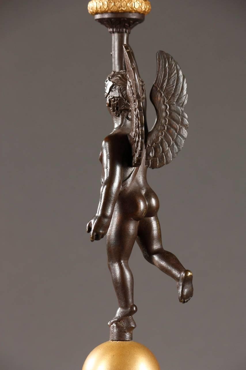 Pareja de candelabros de principios del siglo XIX en bronce dorado y patinado en venta 1