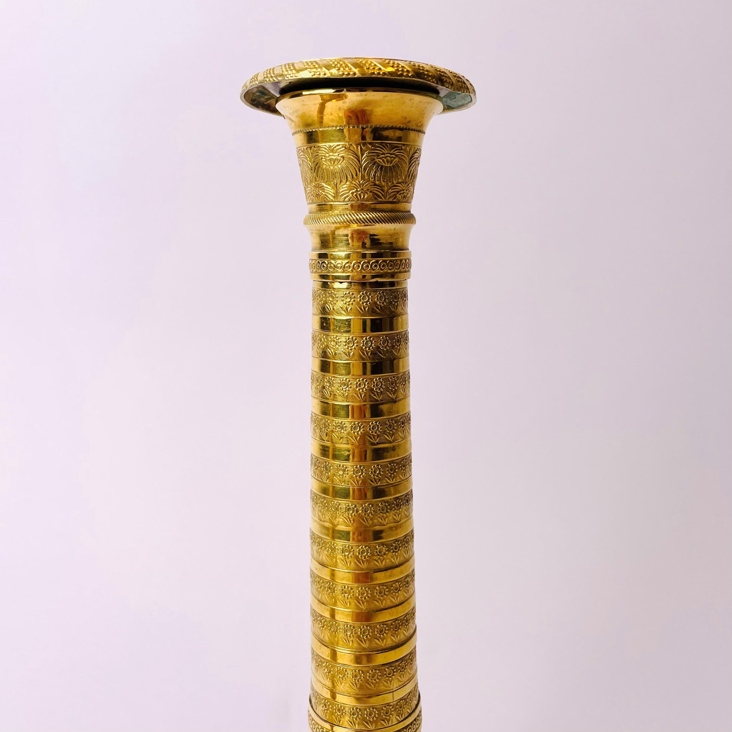 Plaqué or Paire de bougeoirs du début du XIXe siècle en bronze doré, style Empire français en vente