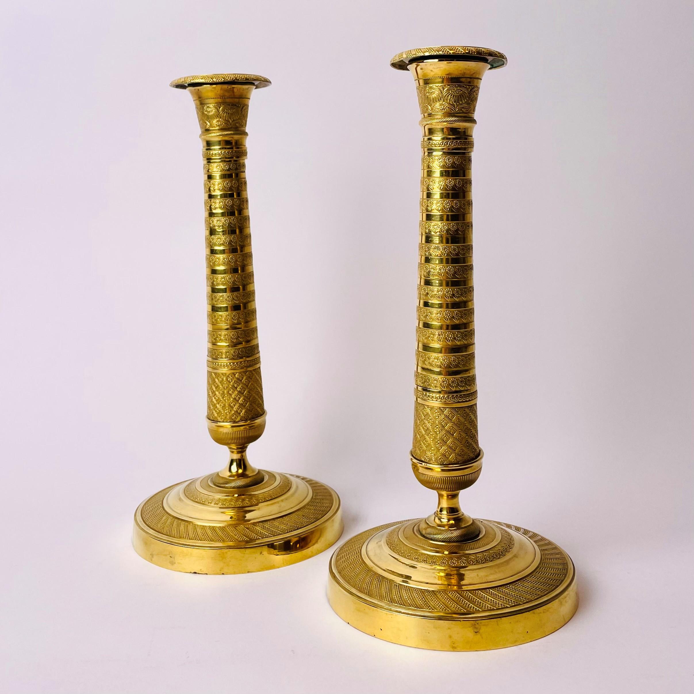 Paire de bougeoirs du début du XIXe siècle en bronze doré, style Empire français en vente 2