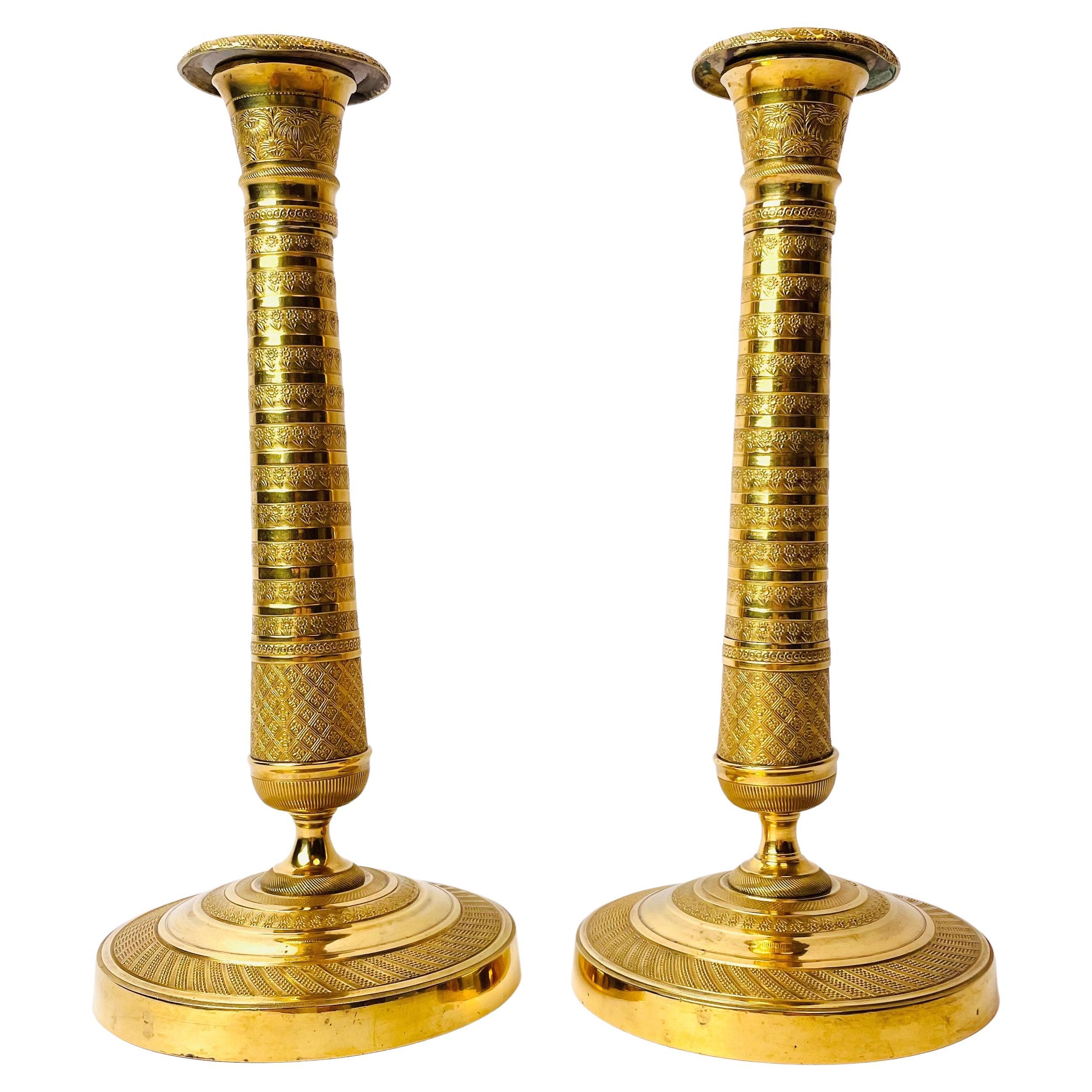 Paire de bougeoirs du début du XIXe siècle en bronze doré, style Empire français