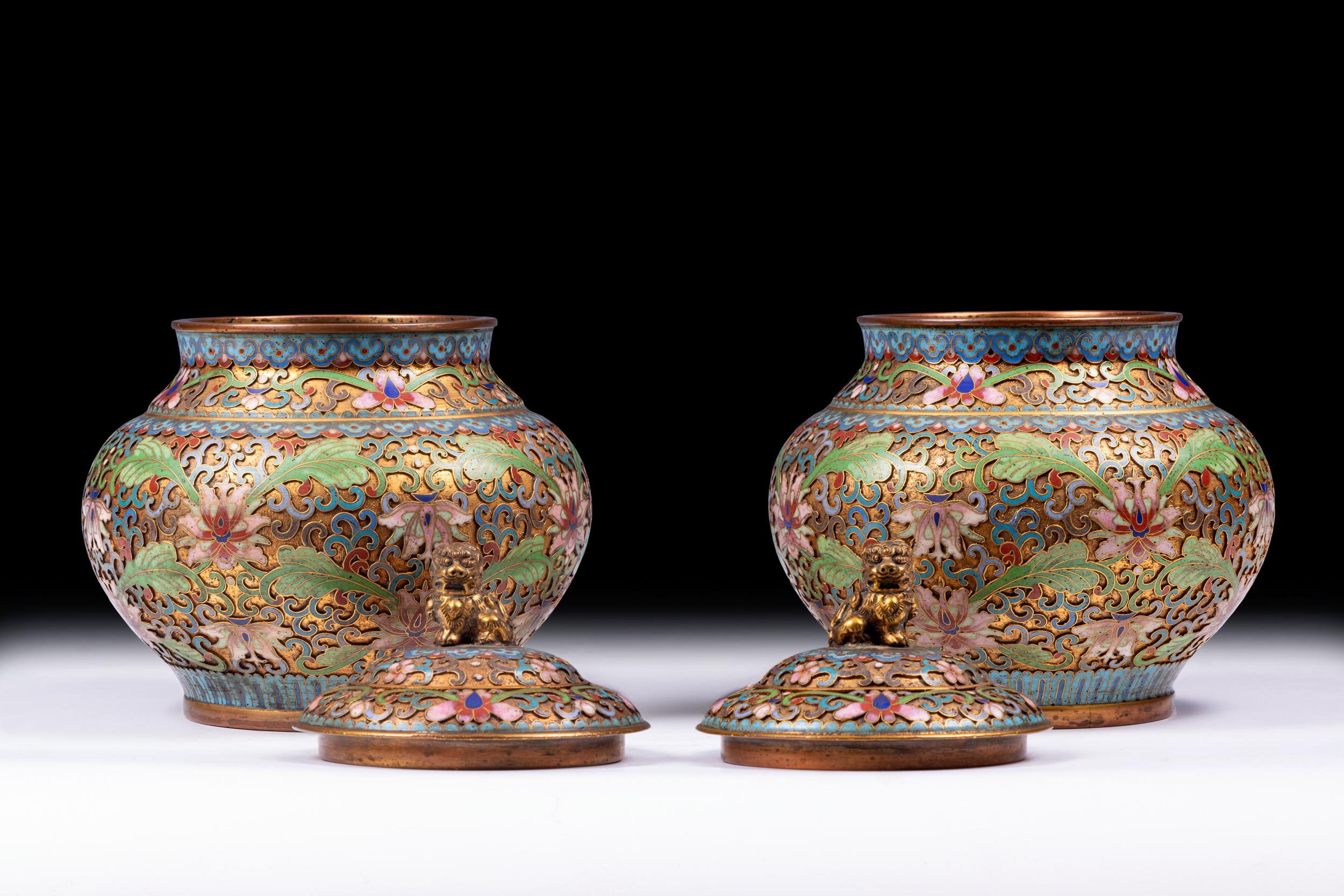 Cloissoné Pair of Early 19th Century Chinese Cloisonne Enamel Bowls & Covers, Qing Dynasty