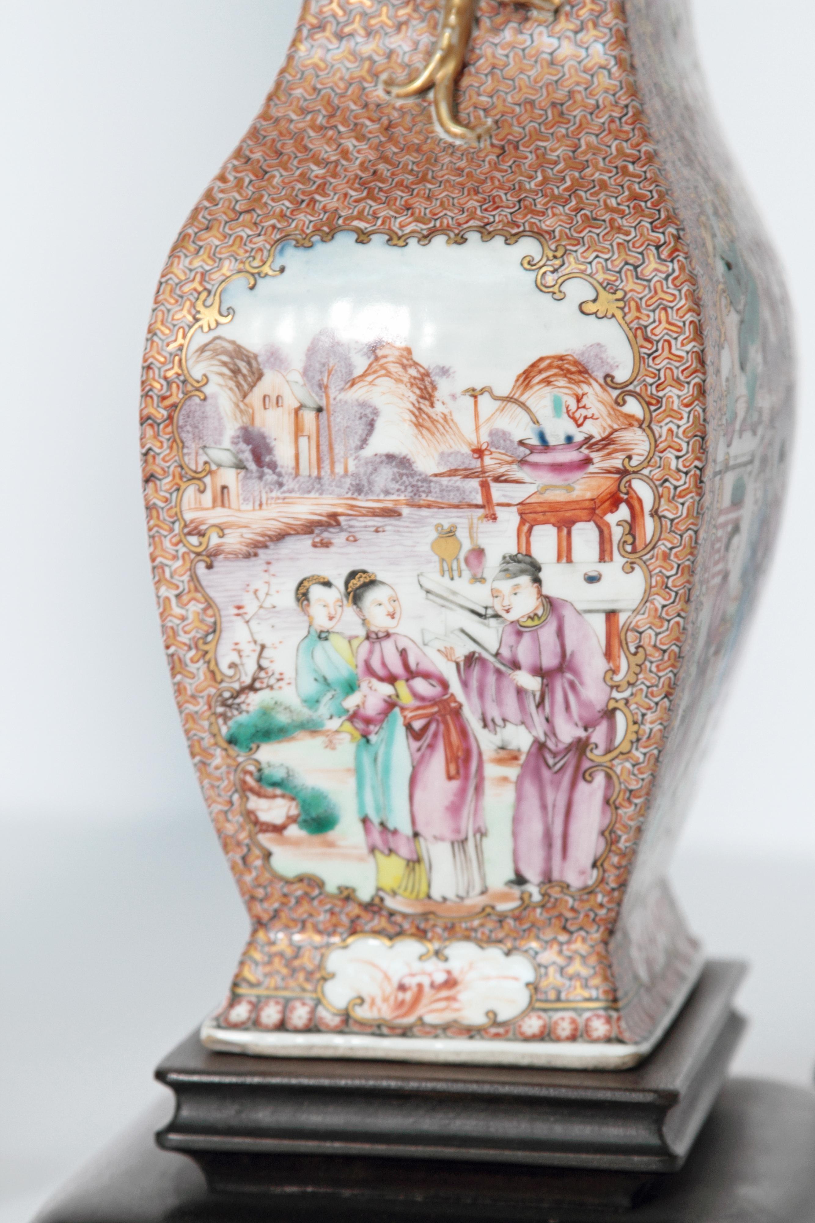 Paar chinesische Export-Rosen-Mandarin-Porzellangefäße aus dem frühen 19. Jahrhundert als Lampen (Handbemalt) im Angebot
