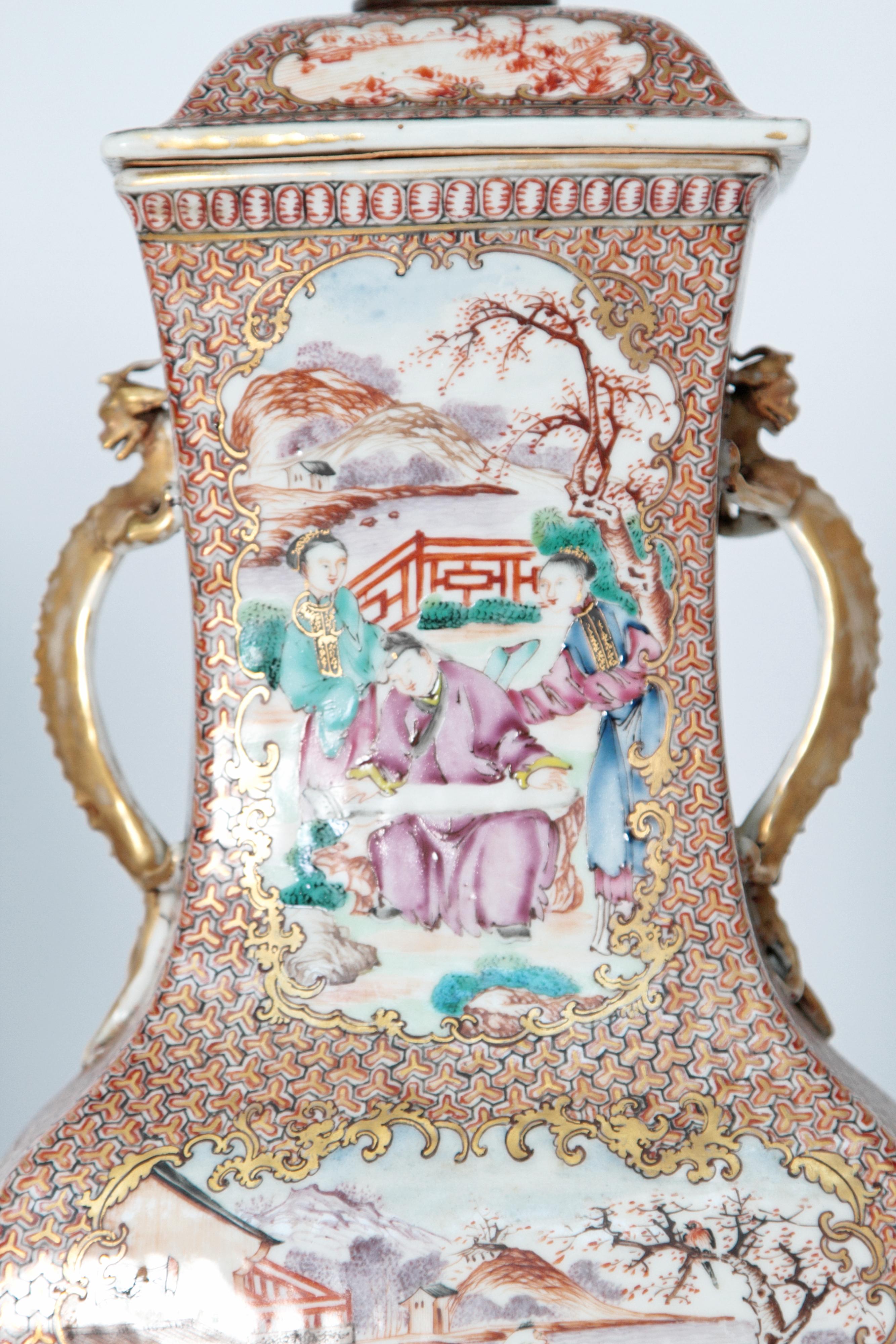 Paar chinesische Export-Rosen-Mandarin-Porzellangefäße aus dem frühen 19. Jahrhundert als Lampen im Zustand „Gut“ im Angebot in Dallas, TX