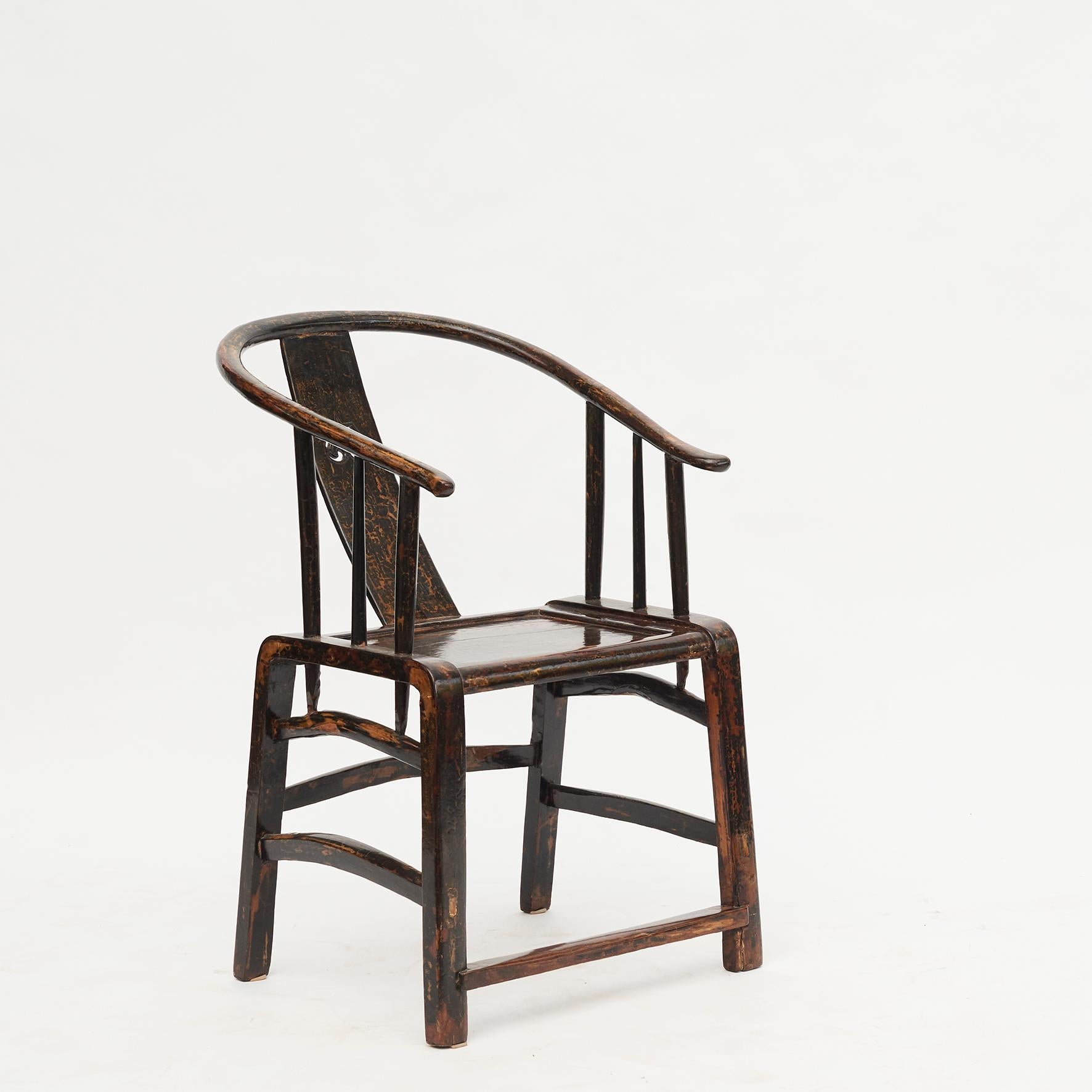 Ein Paar 'Lazy Chairs' aus Nussbaum, schwarz lackiert, mit natürlichen Abnutzungsspuren, die den Stühlen ein aufregendes und künstlerisches Aussehen verleihen.
Ming-Stil, frühes 19. Jahrhundert, China. 
Der Begriff 