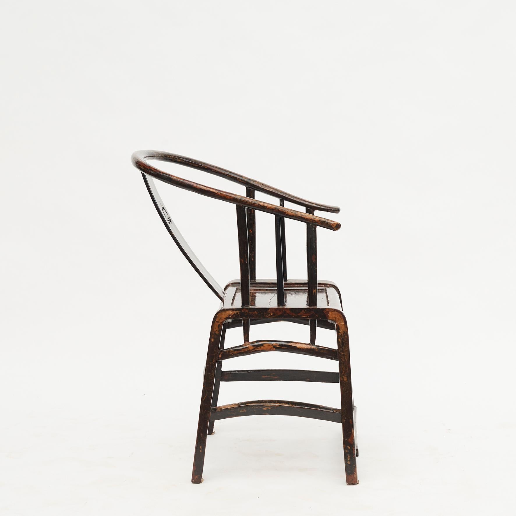 Paar chinesische „Lazy Chairs“ aus Nussbaumholz und schwarzem Lack aus dem frühen 19. Jahrhundert (Ming-Dynastie) im Angebot