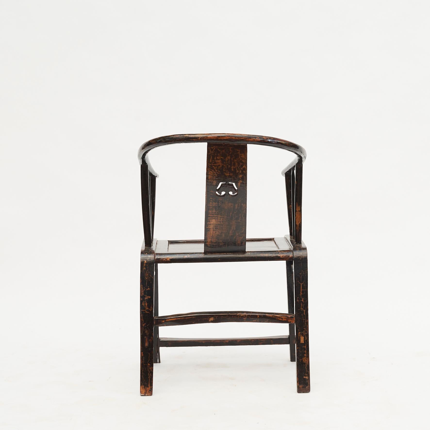 Paar chinesische „Lazy Chairs“ aus Nussbaumholz und schwarzem Lack aus dem frühen 19. Jahrhundert (Chinesisch) im Angebot
