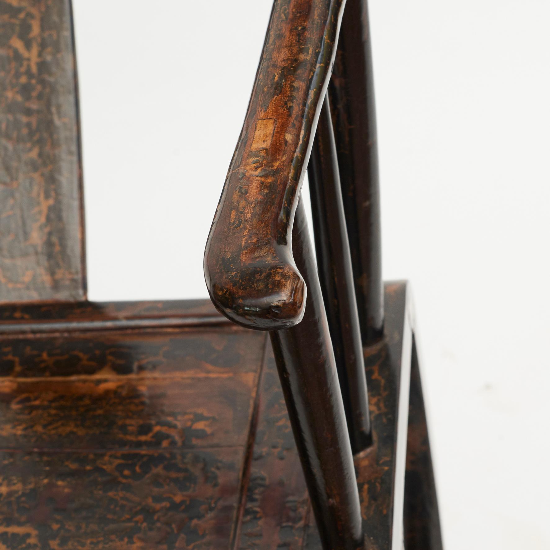 Paar chinesische „Lazy Chairs“ aus Nussbaumholz und schwarzem Lack aus dem frühen 19. Jahrhundert (Walnuss) im Angebot
