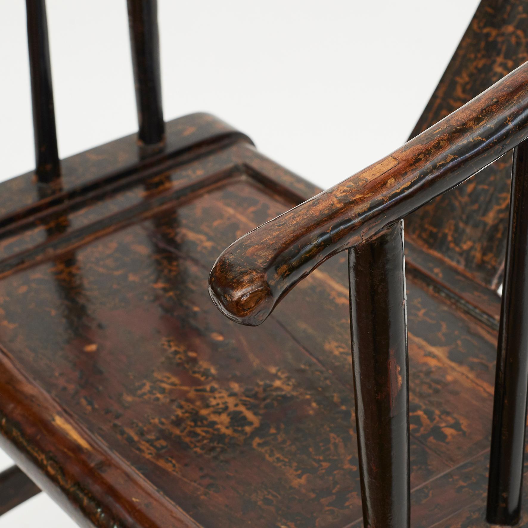 Paar chinesische „Lazy Chairs“ aus Nussbaumholz und schwarzem Lack aus dem frühen 19. Jahrhundert im Angebot 1