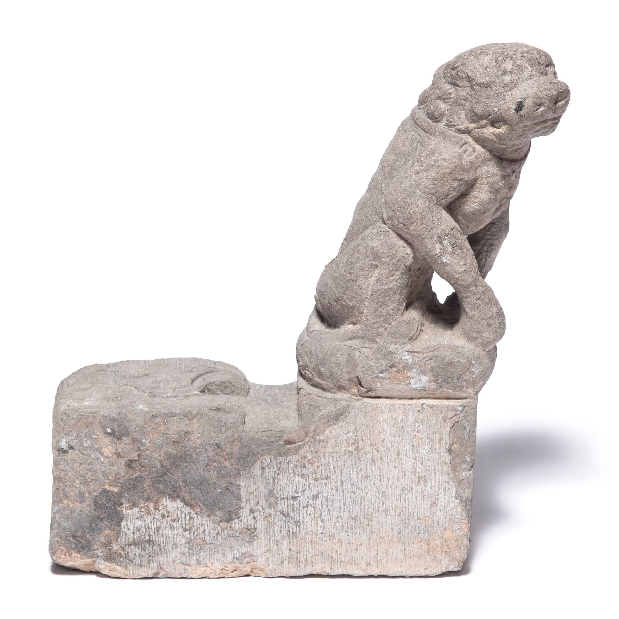 Pareja de guardianes chinos de león Fu de piedra, c. 1800 en venta 2
