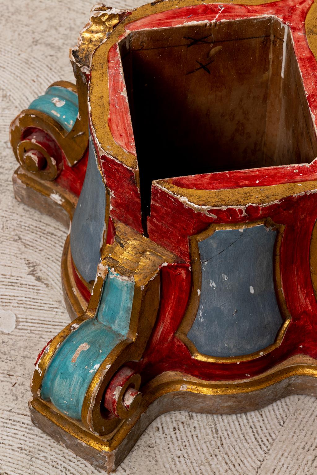Pair of Early 19th Century Continental Capitals In Good Condition For Sale In Stamford, CT