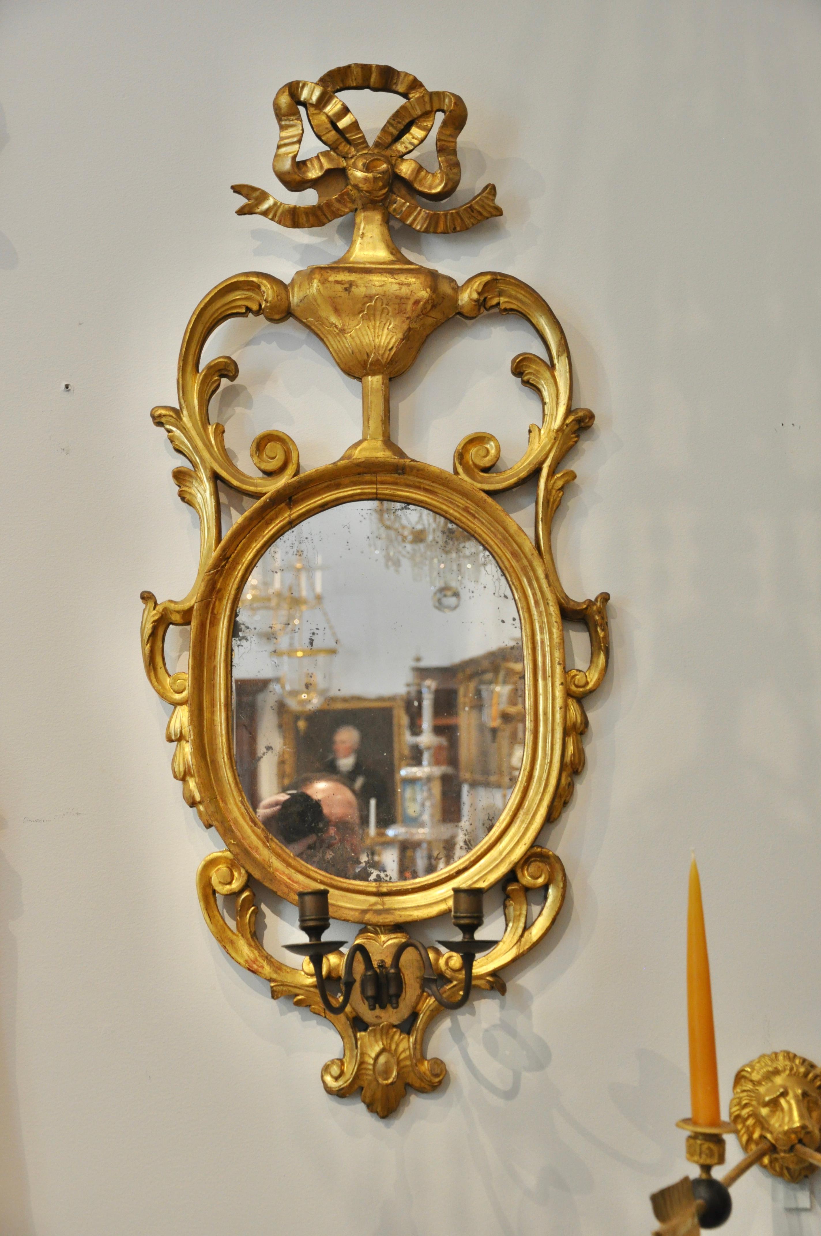 Néoclassique Paire de miroirs d'applique en bois doré néoclassique continental du début du 19e siècle en vente