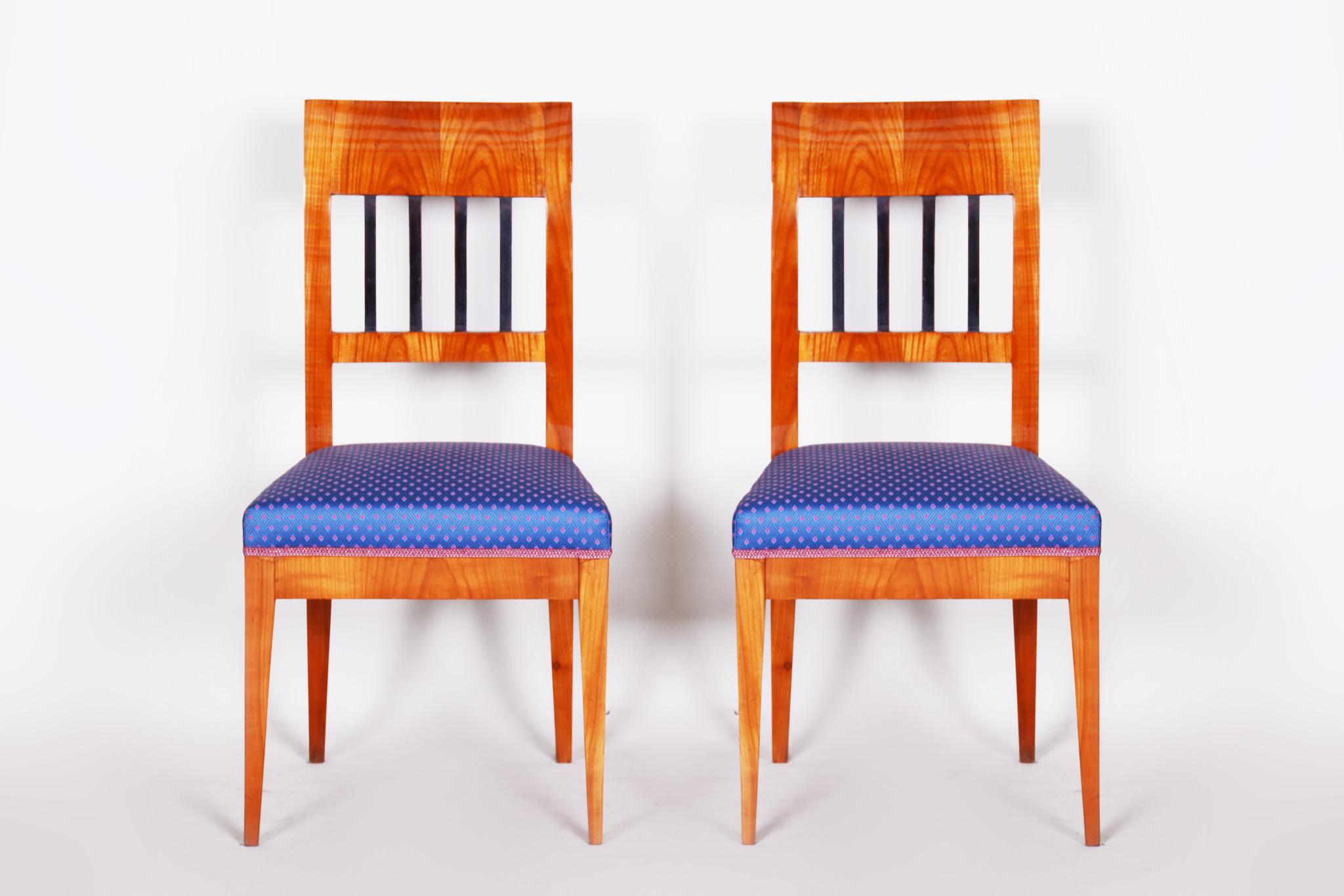 Pair of Biedermeier chairs
Completely restored, new fabric and upholstery included.
Source: Czechia (Bohemia)
Material: Cherry tree
Period: 1820-1829
Shellac-polish.





 