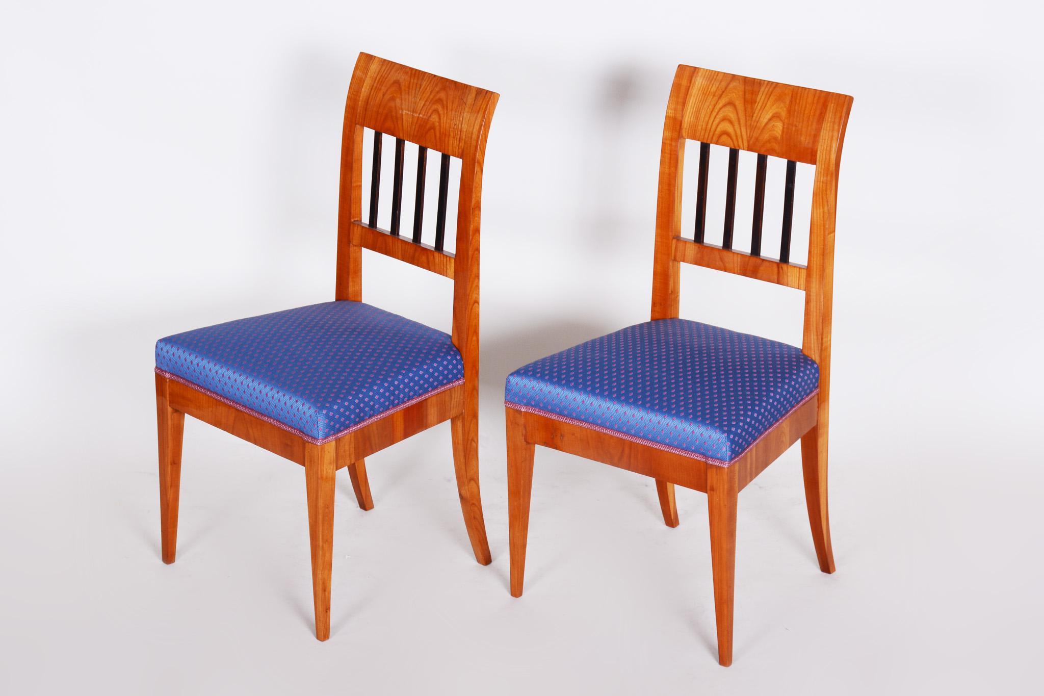 Tissu Paire de chaises Biedermeier tchèques du début du 19e siècle, Tchécoslovaquie, Cerisier, années 1820 en vente