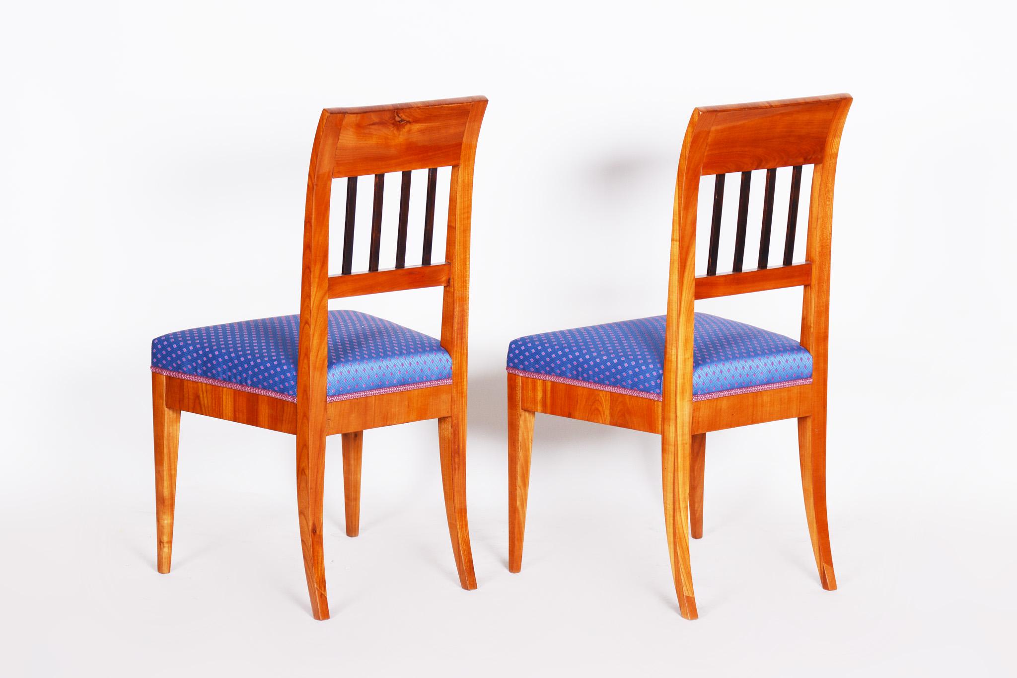 Paire de chaises Biedermeier tchèques du début du 19e siècle, Tchécoslovaquie, Cerisier, années 1820 en vente 1