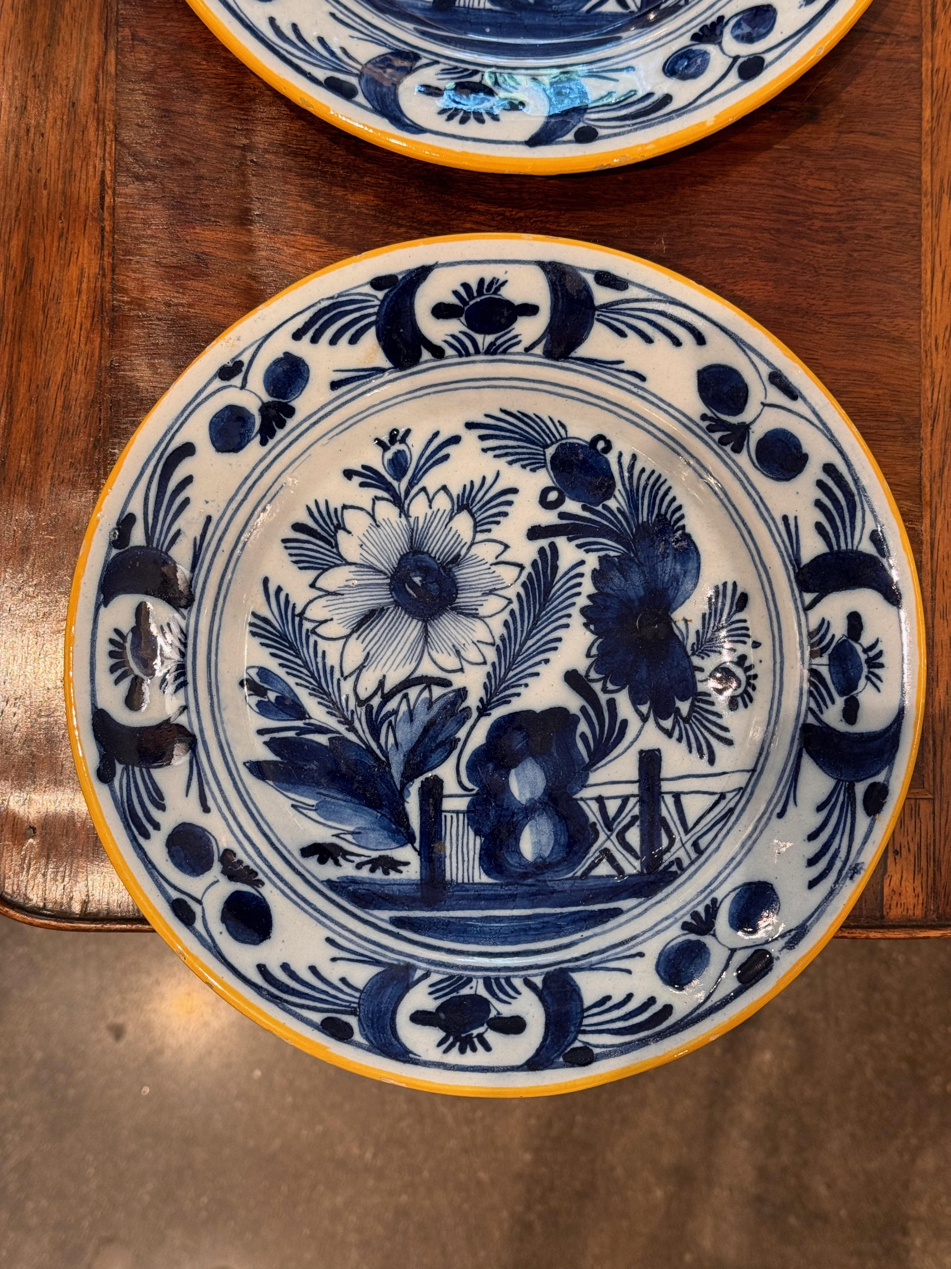Néerlandais Paire d'assiettes Delft du début du 19e siècle en vente