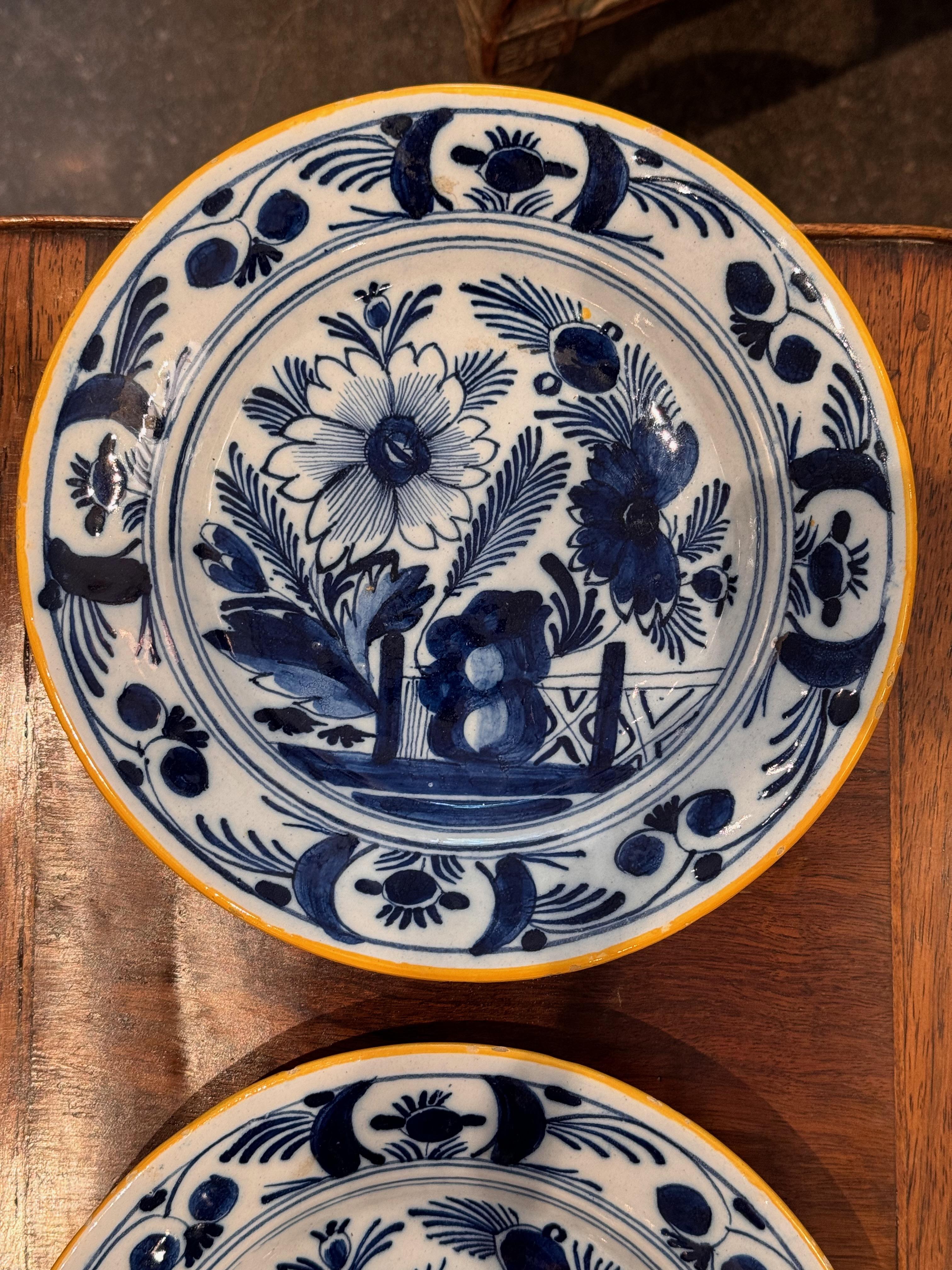 Paire d'assiettes Delft du début du 19e siècle Bon état - En vente à Charlottesville, VA