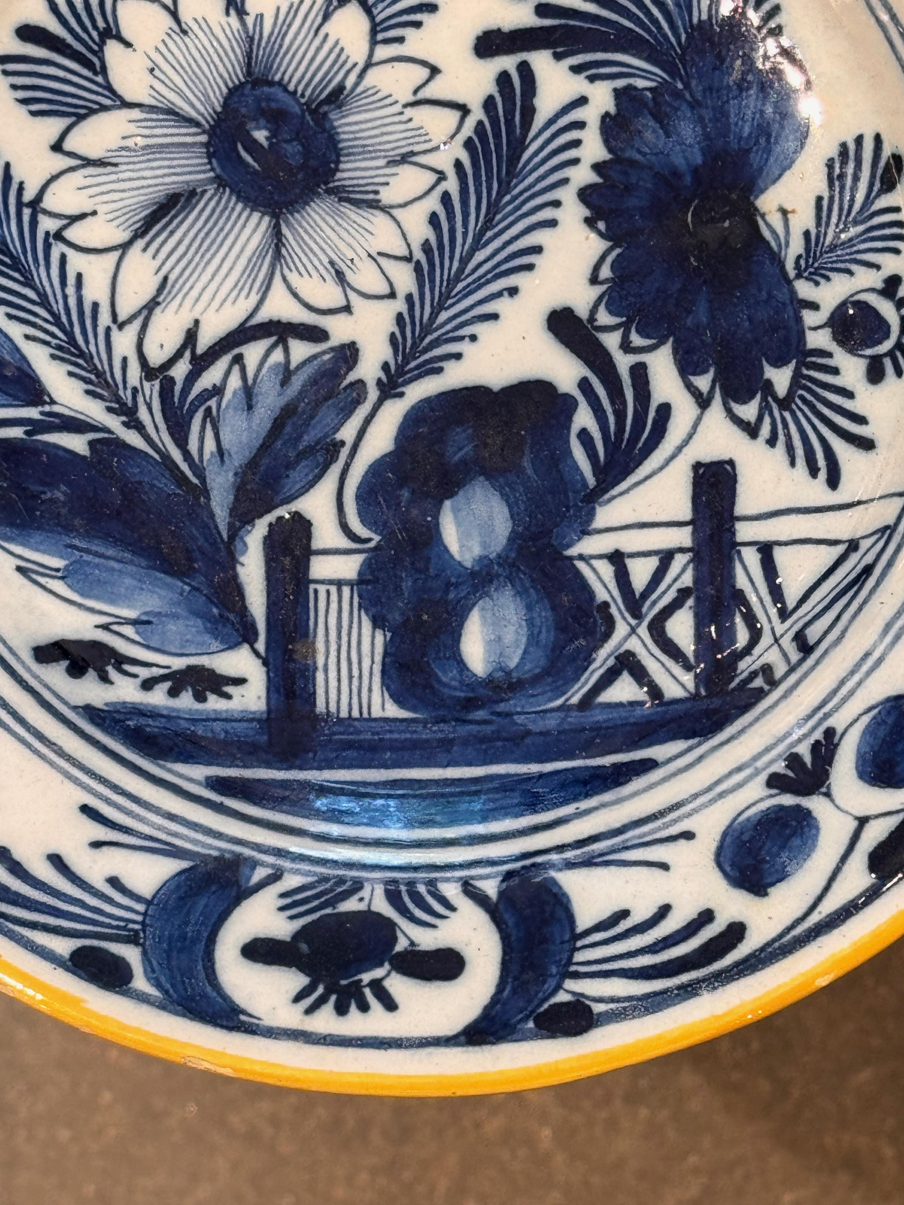 XIXe siècle Paire d'assiettes Delft du début du 19e siècle en vente