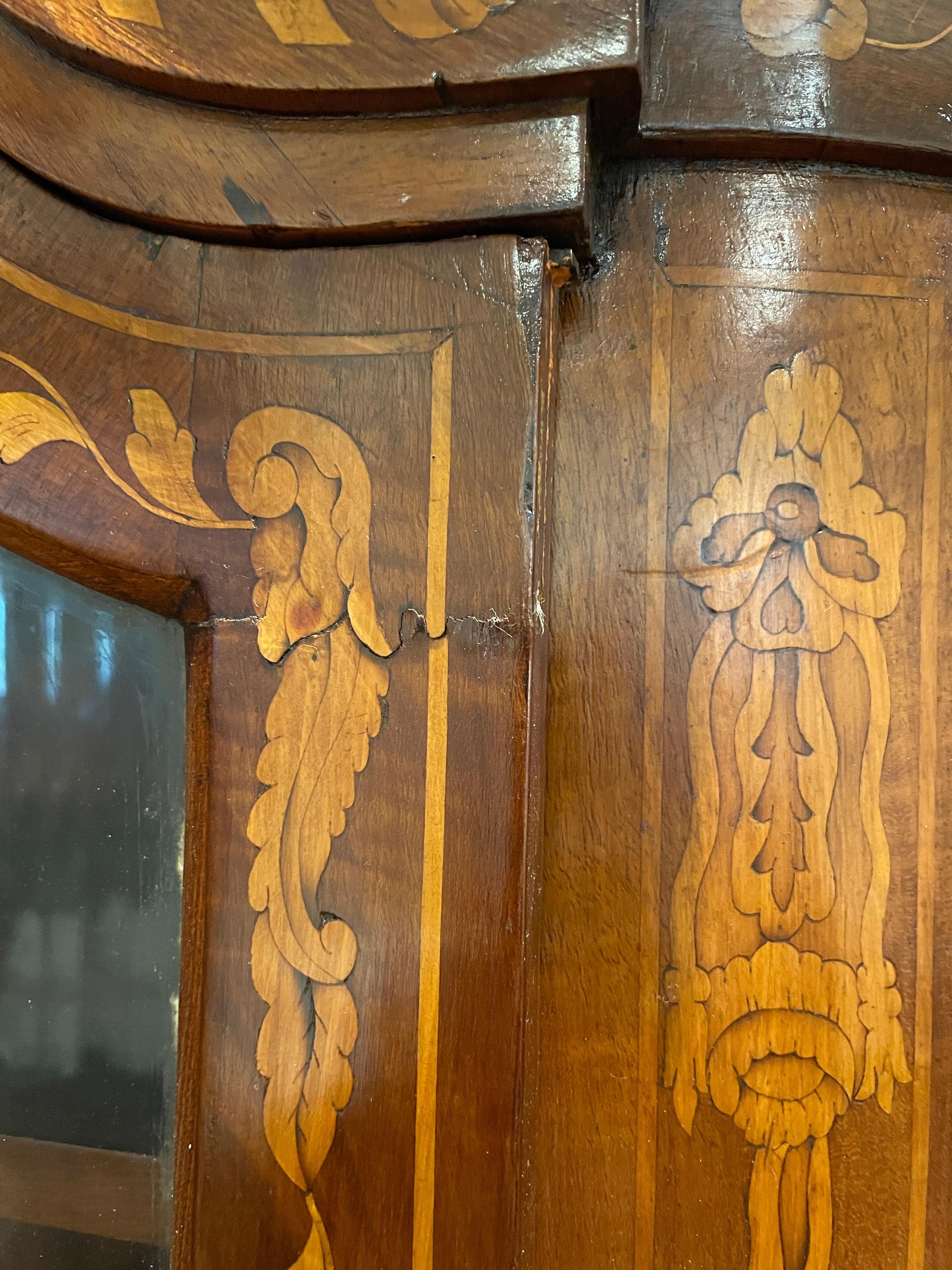 Pair of Early 19th Century Dutch Marquetry Corner Cupboards For Sale 7