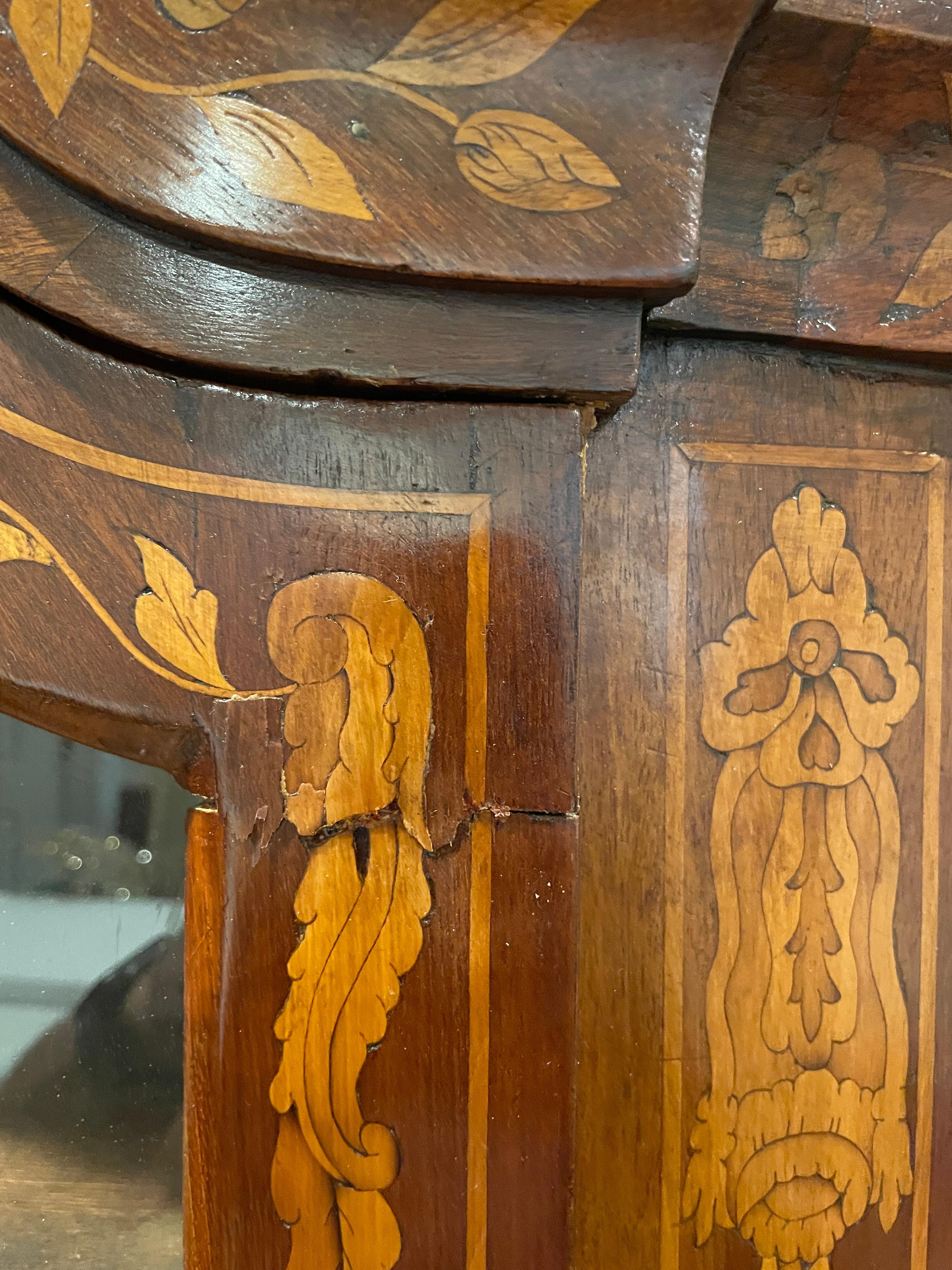 Pair of Early 19th Century Dutch Marquetry Corner Cupboards For Sale 8