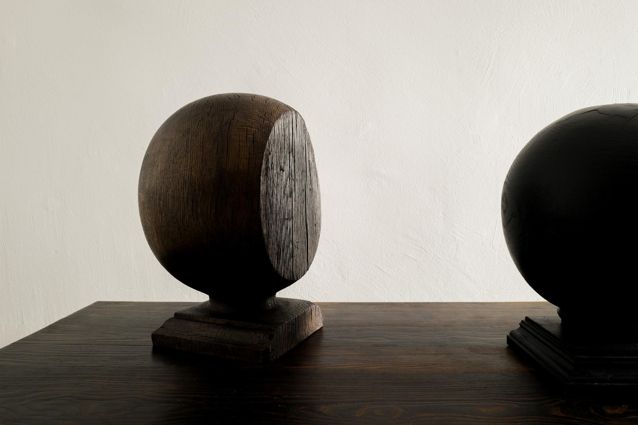 Pair of Early 19th Century English Antique Decorative Wooden Oak & Pine Globes In Good Condition For Sale In Stockholm, SE