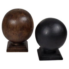 Paire de globes décoratifs anciens en bois de chêne et de pin du début du 19e siècle en Angleterre
