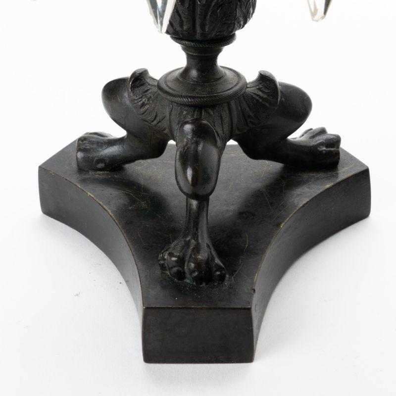 Paar englische Kerzenständer aus Bronzeguss des frühen 19. Jahrhunderts mit Lüsterringen (Englisch) im Angebot