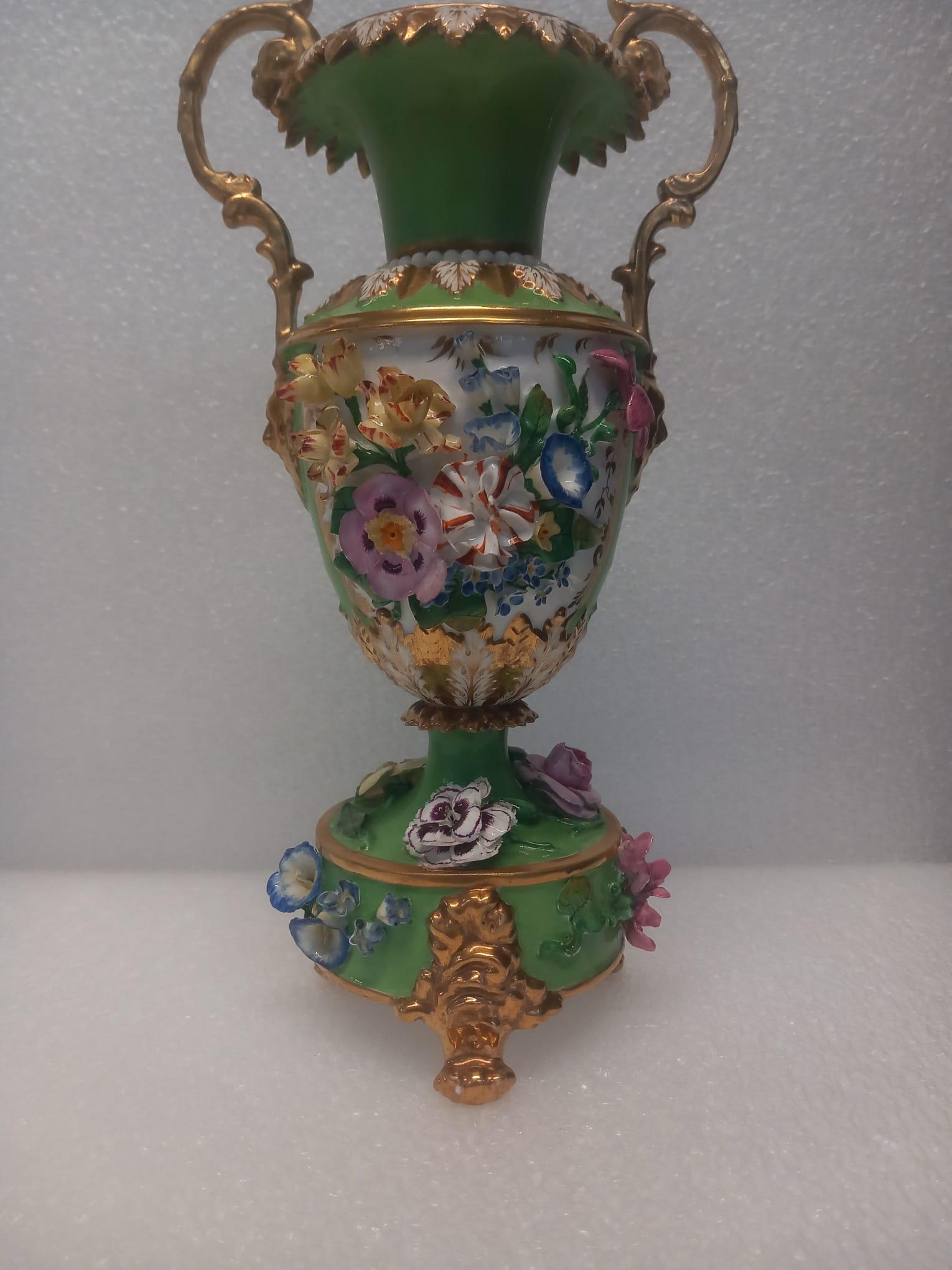 Una bellissima coppia di vasi Derby inglesi risalenti ai primi anni del 1800.
Con elaborati fiori incrostati a mano, ognuno realizzato separatamente per formare un grande bouquet alla maniera di Meissen.
Il corpo è dipinto in un verde intenso con un