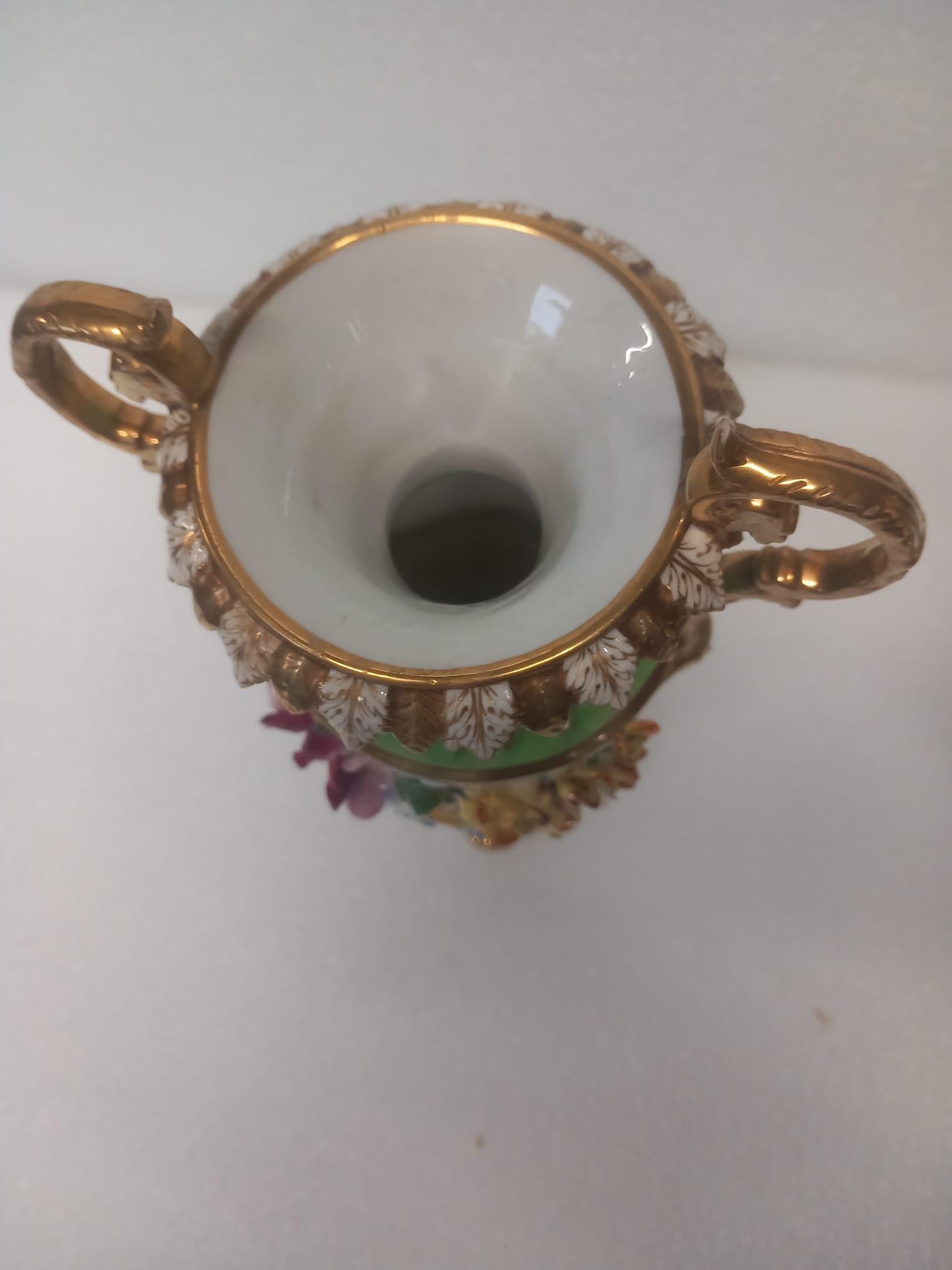 Inglese Coppia di vasi Derby inglesi dell'inizio del XIX secolo con fiori incrostati in vendita