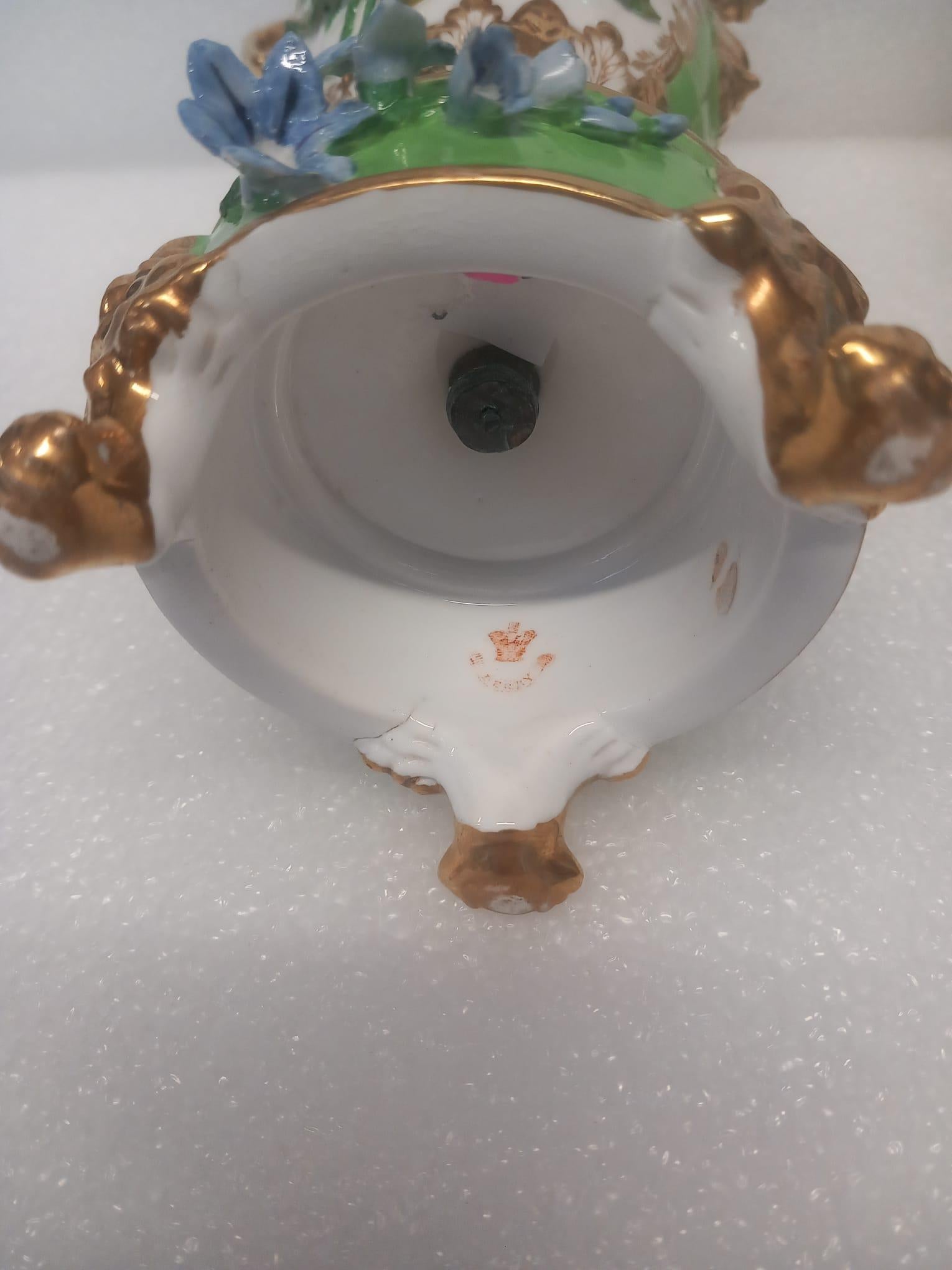 Coppia di vasi Derby inglesi dell'inizio del XIX secolo con fiori incrostati In condizioni buone in vendita a London, GB