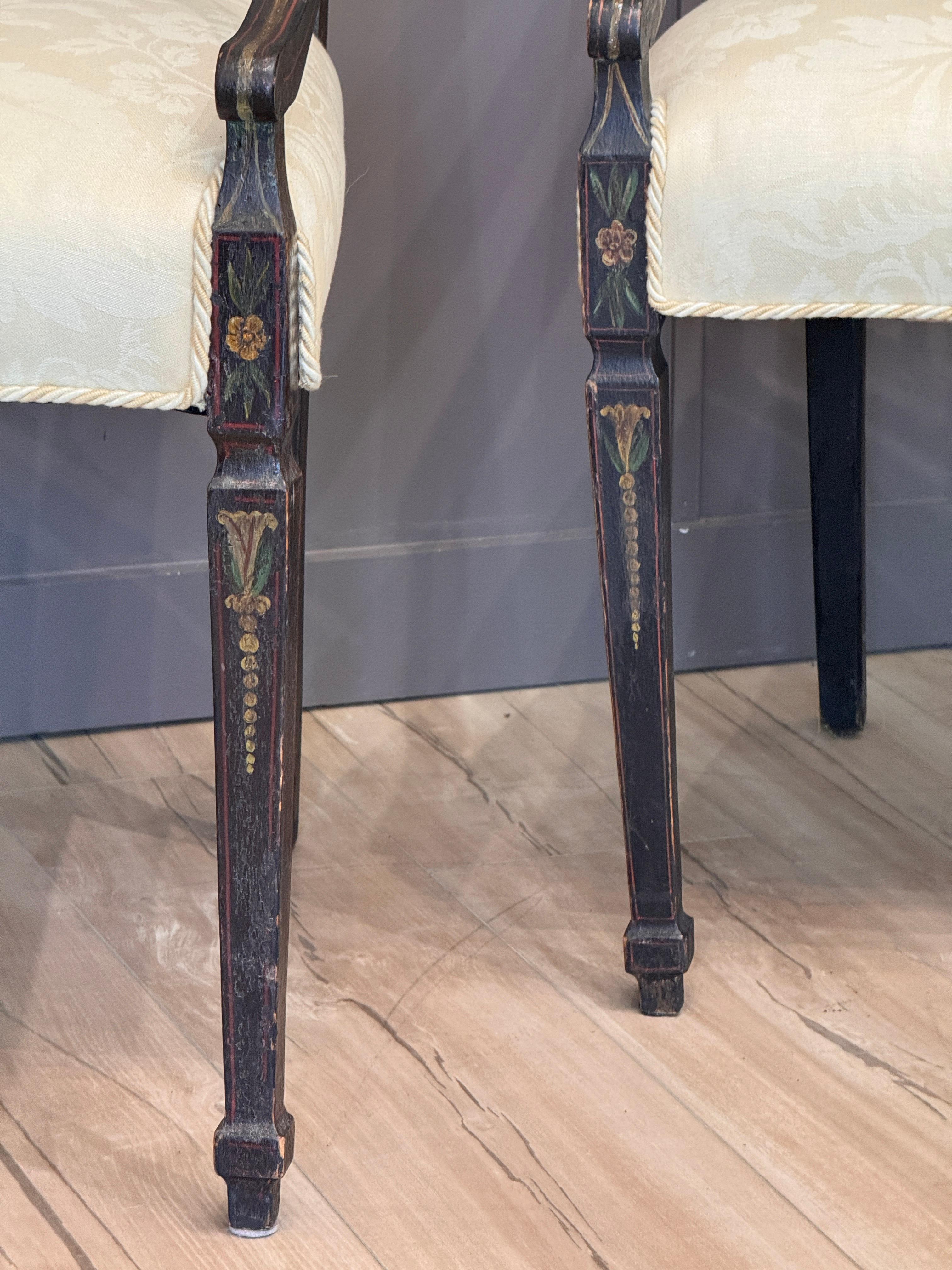 Pareja de sillones ingleses de principios del siglo XIX decorados con pintura en venta 1