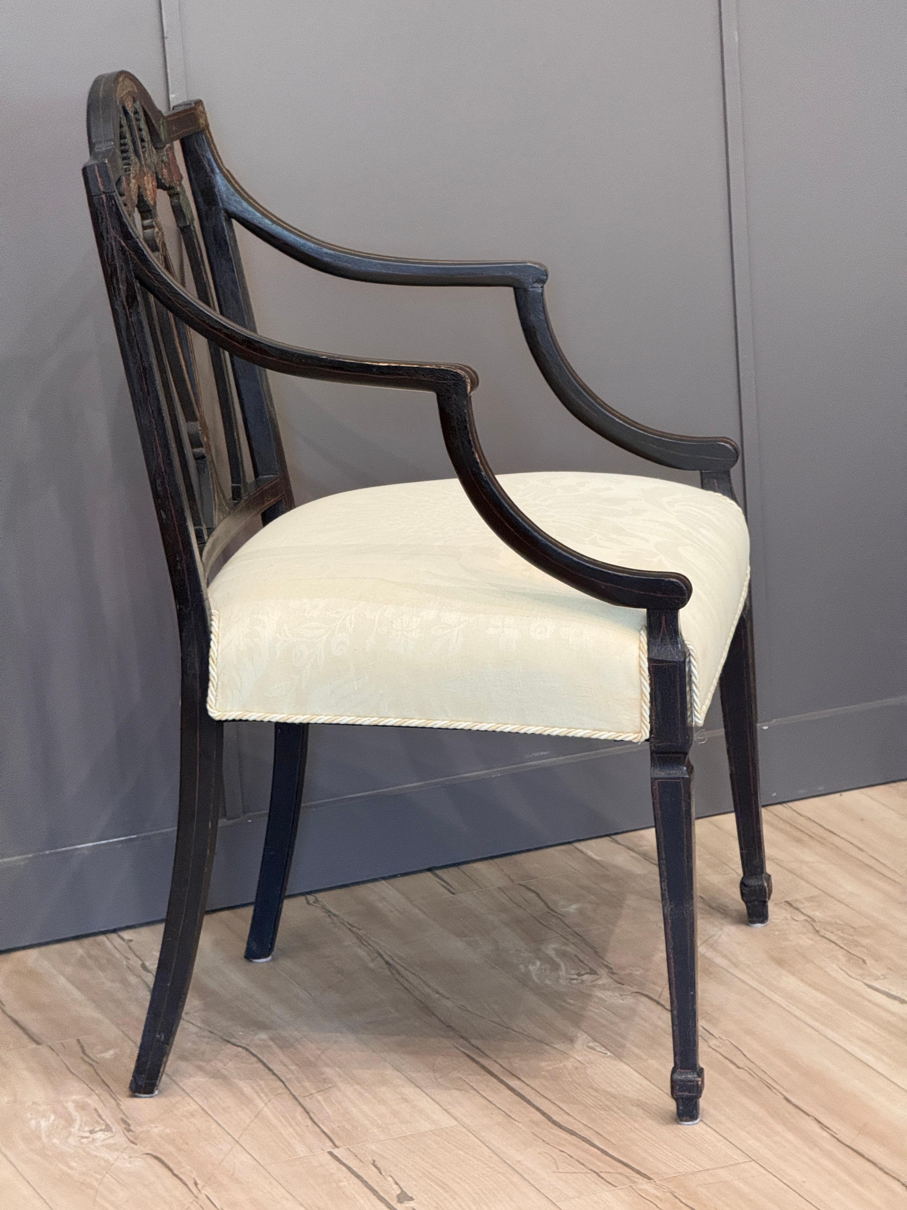 Pareja de sillones ingleses de principios del siglo XIX decorados con pintura en venta 2