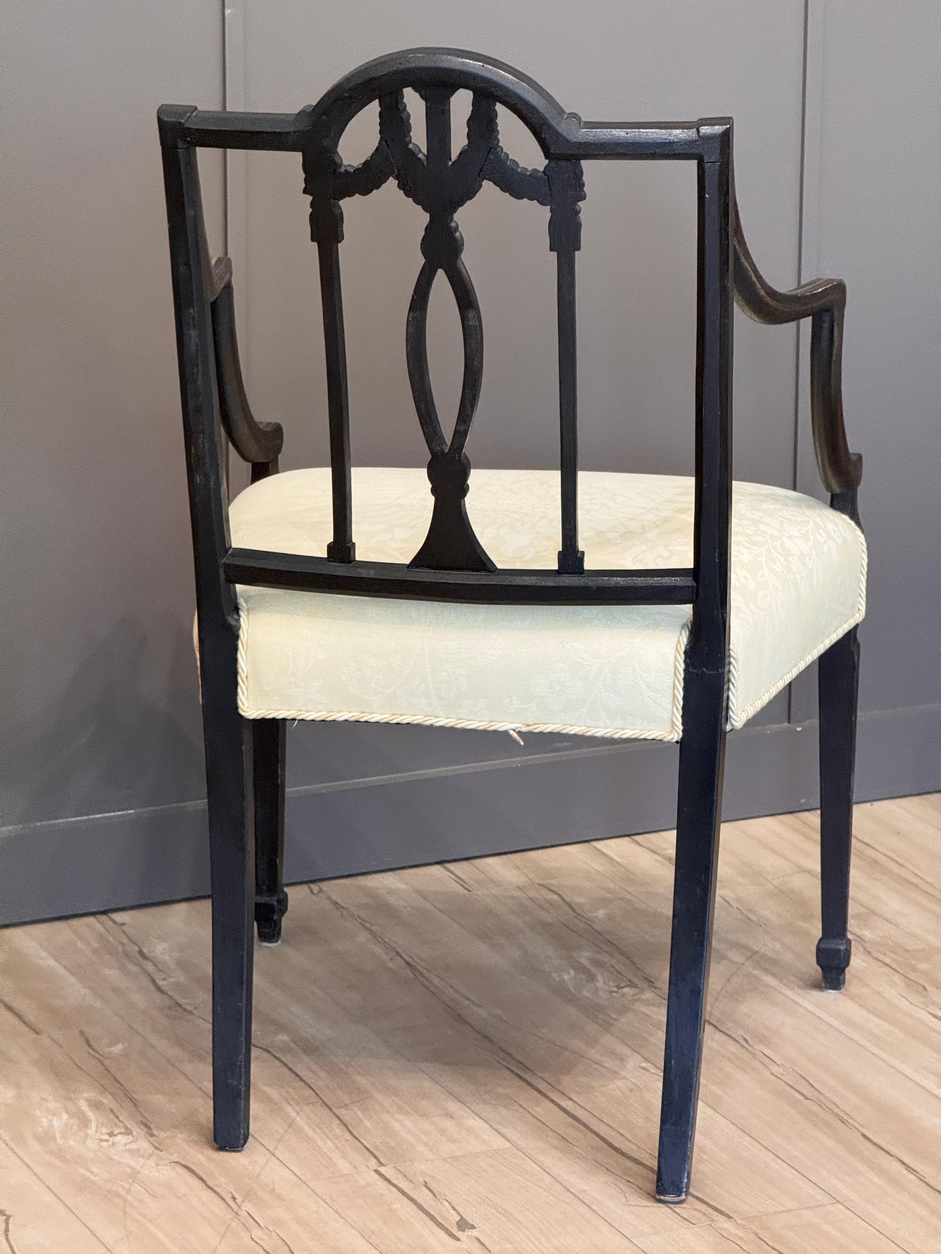 Pareja de sillones ingleses de principios del siglo XIX decorados con pintura en venta 3