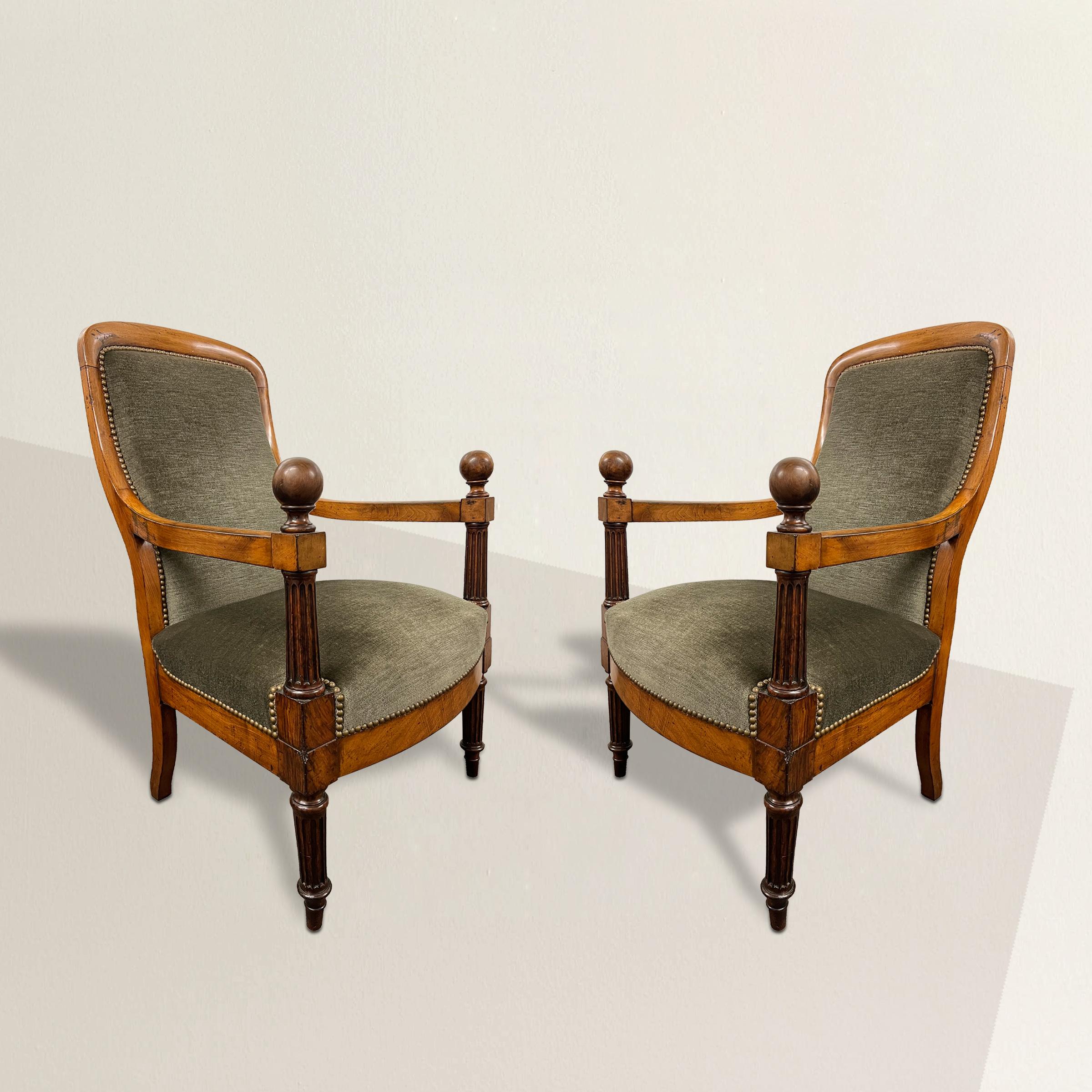 Ein auffälliges und stabiles Paar englischer Sessel aus dem frühen 19. Jahrhundert der Regency-Periode mit perfekt geschwungenen Rückenlehnen, säulenartigen Armstützen mit Kugelknäufen und auf gedrechselten, konischen, kannelierten Vorderbeinen. Die