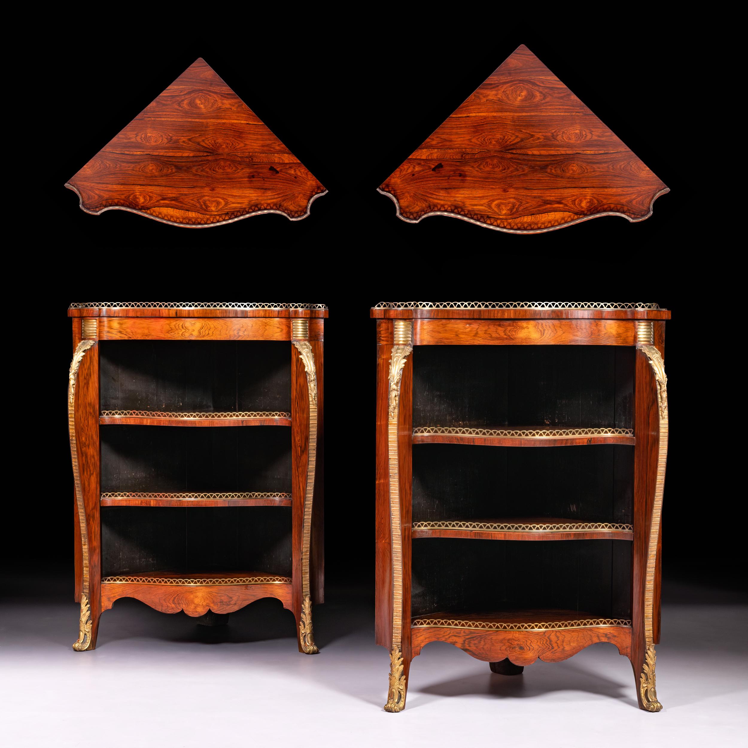 Una superba coppia di étagères (o mensole angolari aperte) inglesi del periodo Regency. Costruito a Gonzalo Alves   apprezzata per la sua ricca figurazione, i frontali a forma di serpentina con graziose gambe cabriole e grembiuli smerlati, le gambe