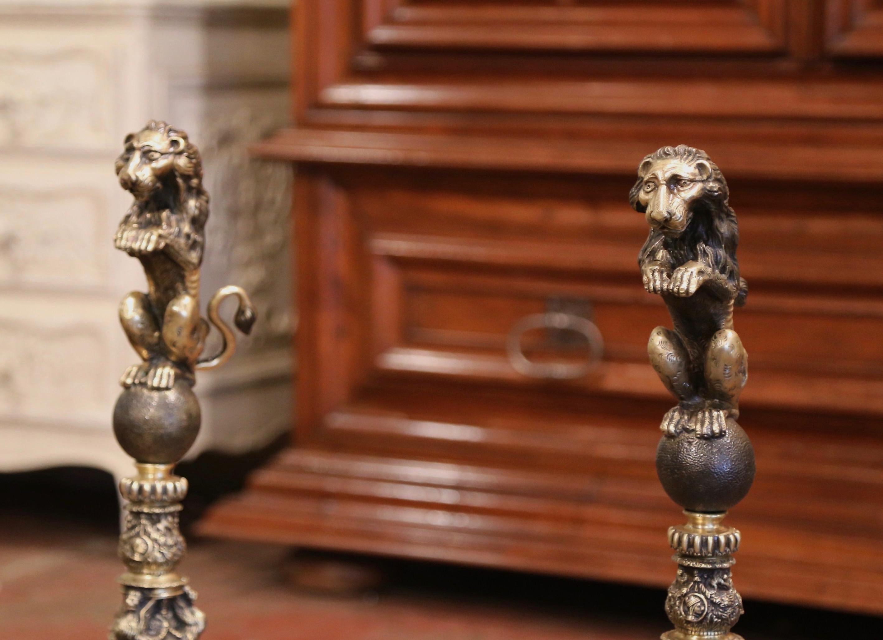 Pair of Early 19th Century English Two-Tone Bronze Andirons with Lion Sculptures In Excellent Condition In Dallas, TX