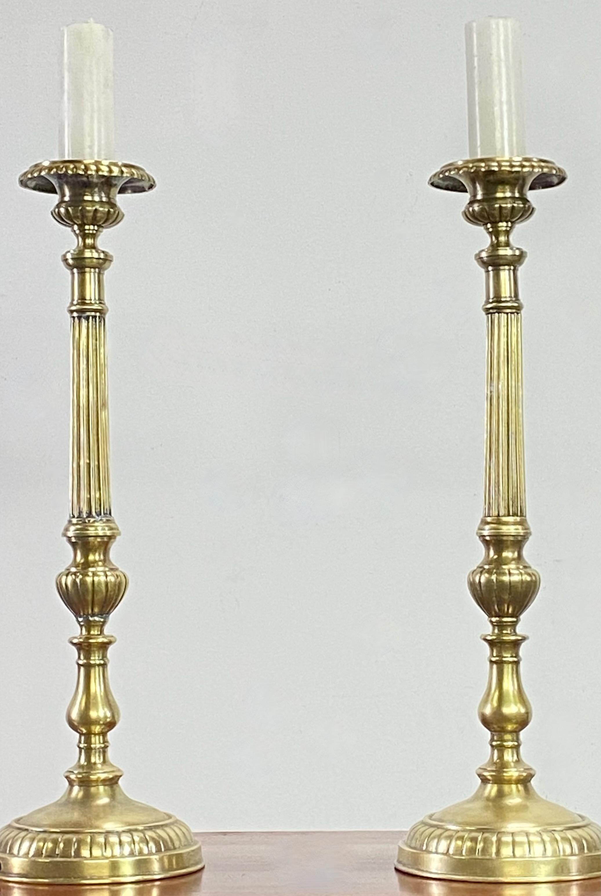 Paire de chandeliers européens en laiton du début du 19e siècle, vers 1840 en vente 7