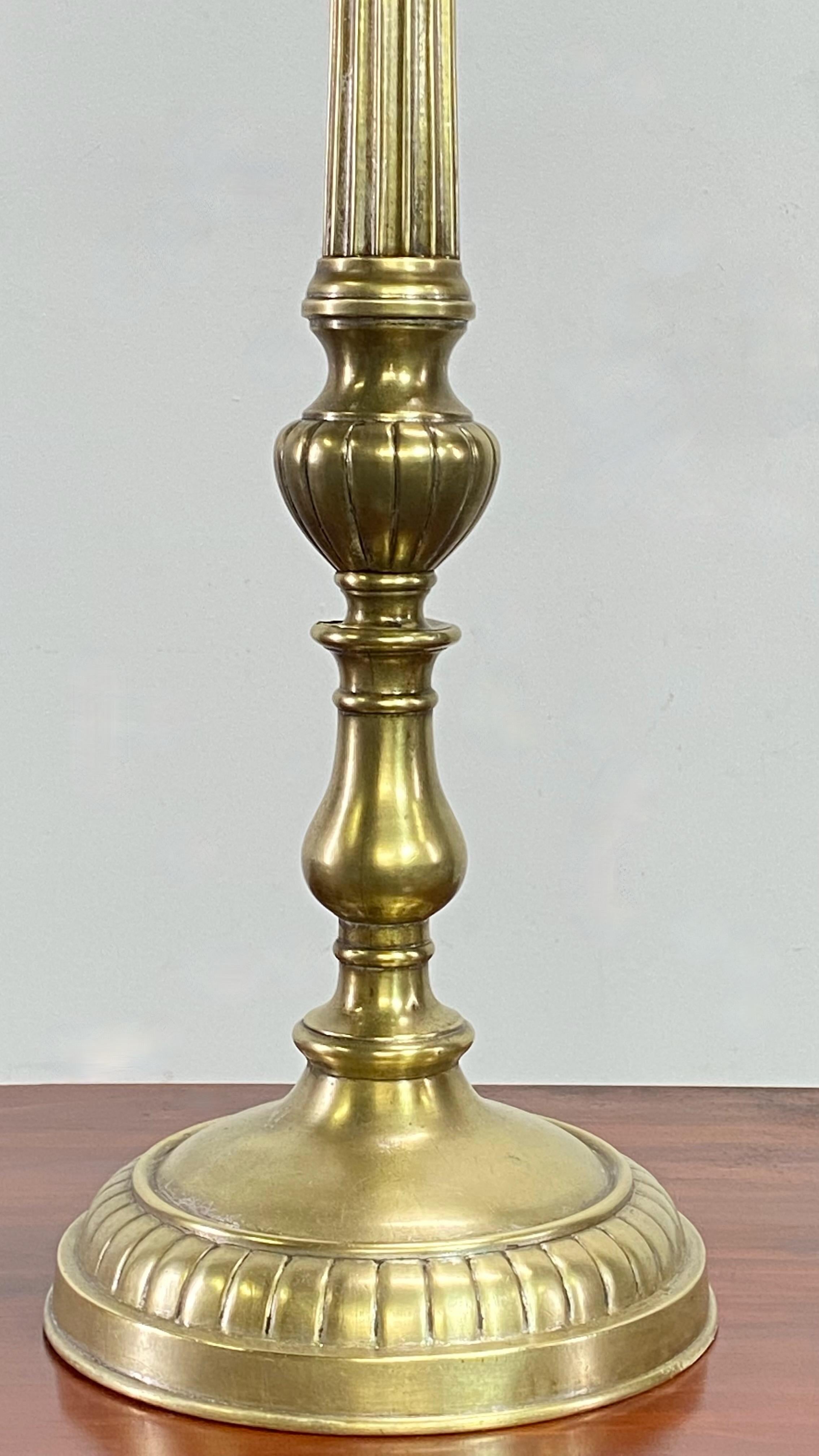 XIXe siècle Paire de chandeliers européens en laiton du début du 19e siècle, vers 1840 en vente