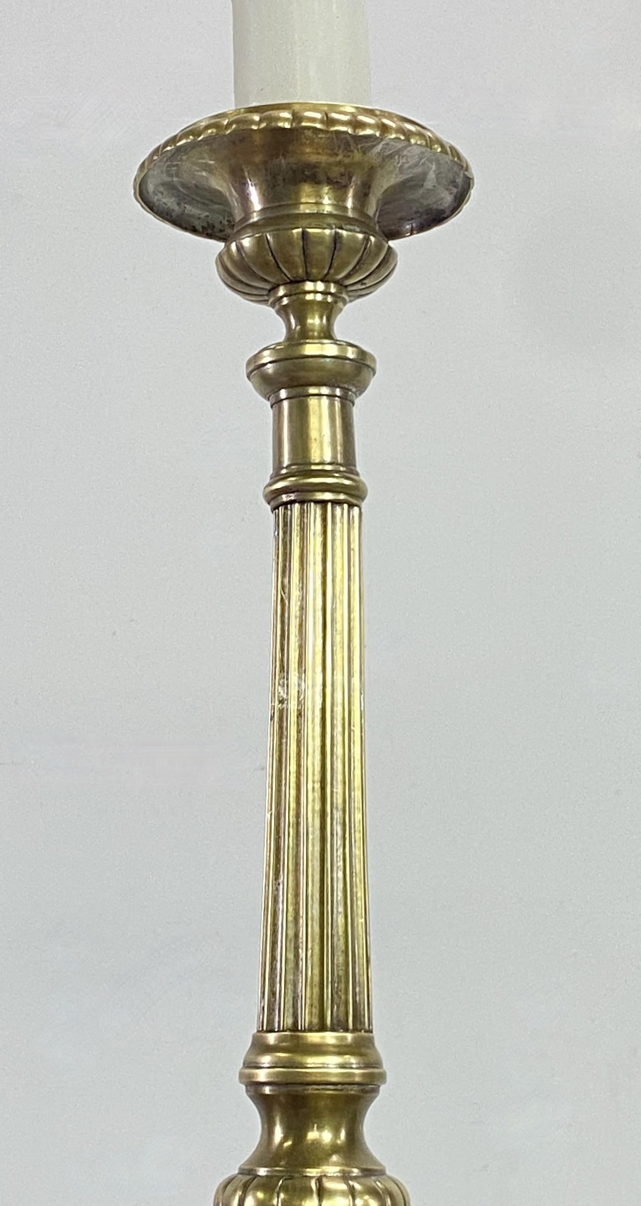 Laiton Paire de chandeliers européens en laiton du début du 19e siècle, vers 1840 en vente