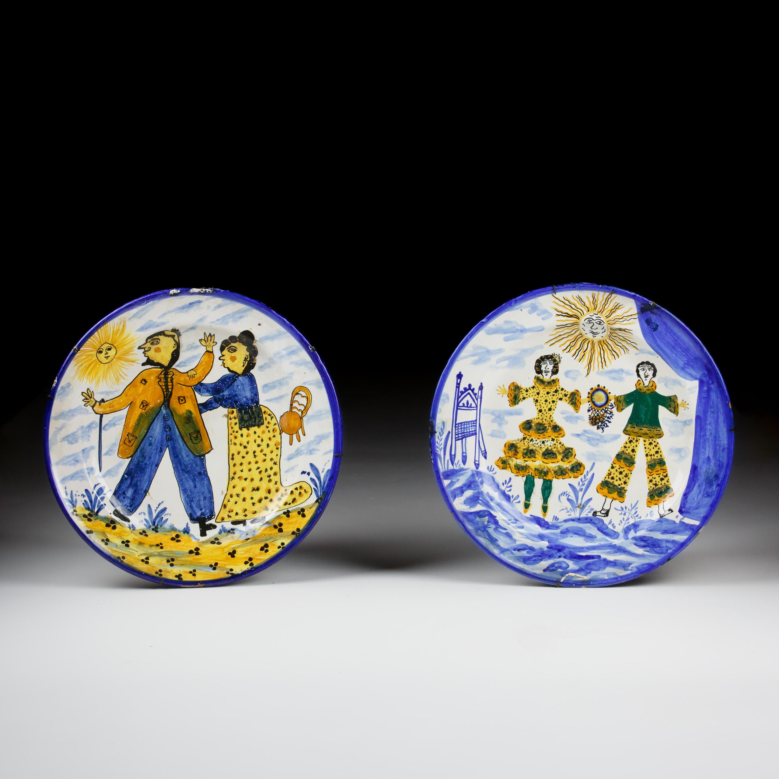 Paire de grandes assiettes de mariage en faïence émaillée à l'étain du début du XIXe siècle. Représentant le couple heureux dans la jeunesse et la vieillesse. Remarquablement joyeux. Espagne 1840