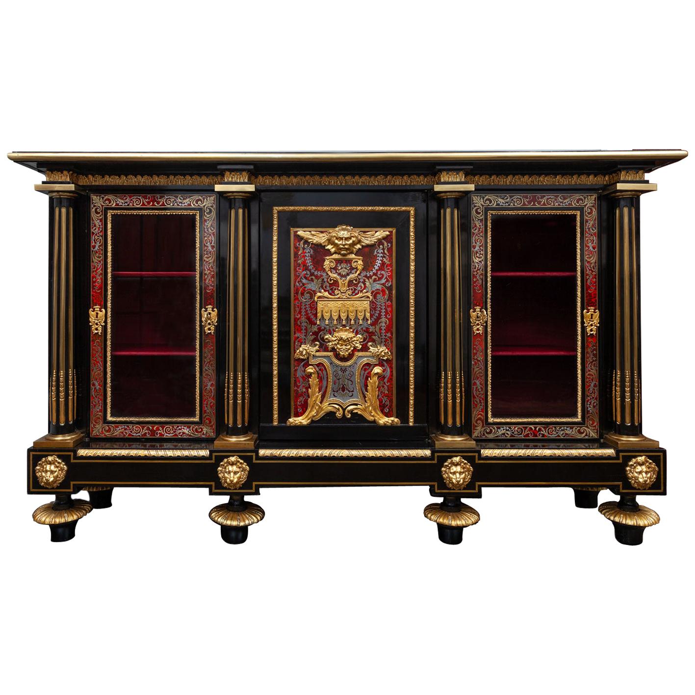 Un'importante coppia di armadi francesi dell'inizio del XIX secolo, realizzati da Pierre-Étienne Levasseur.

armadietti in bronzo dorato montati su ebano e ebanizzati, ottone tagliato, peltro e intarsio in finta tartaruga in stile Boulle. Il piano