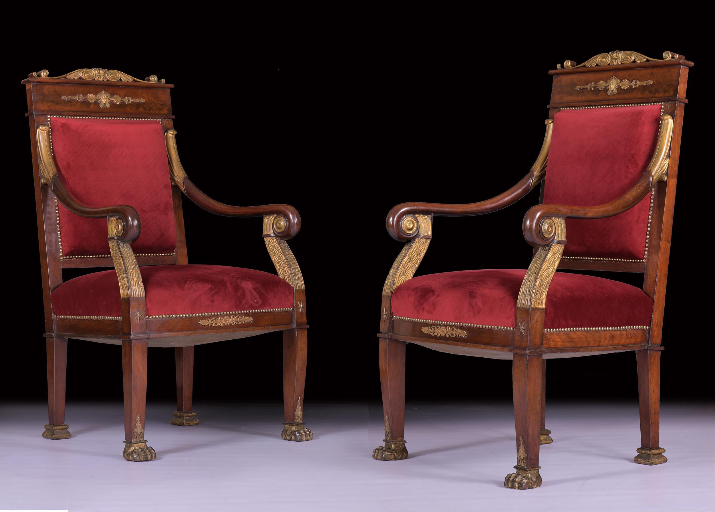 Ein außergewöhnliches Paar französischer Empire-Sessel aus Mahagoni des frühen 19. Jahrhunderts mit Ormolu-Beschlägen, die Jacob-Desmalter (1770-1841) zugeschrieben werden, gepolstert mit auffallend tiefrotem Samt, auf quadratischen, konischen