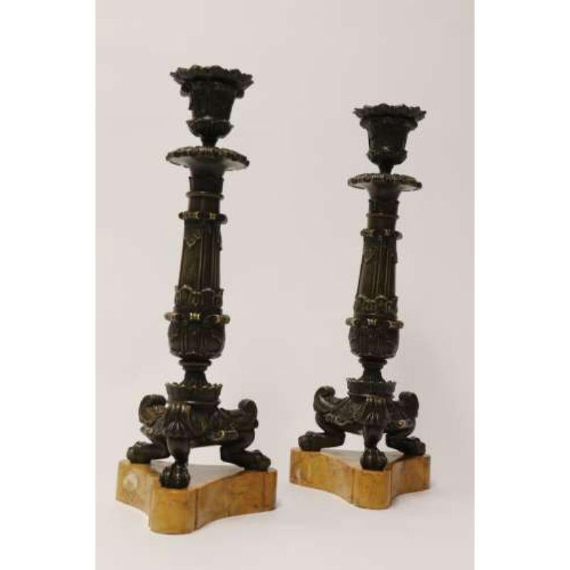 Paar französische Empire-Kerzenständer aus Bronze des frühen 19. Jahrhunderts, um 1830 im Angebot 5